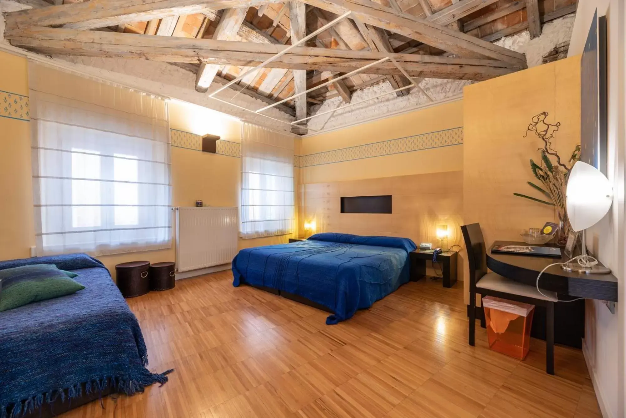 Comfort Triple Room with Shower in Hotel Suite Inn Comfort Triple Room with Shower in Hotel Suite Inn