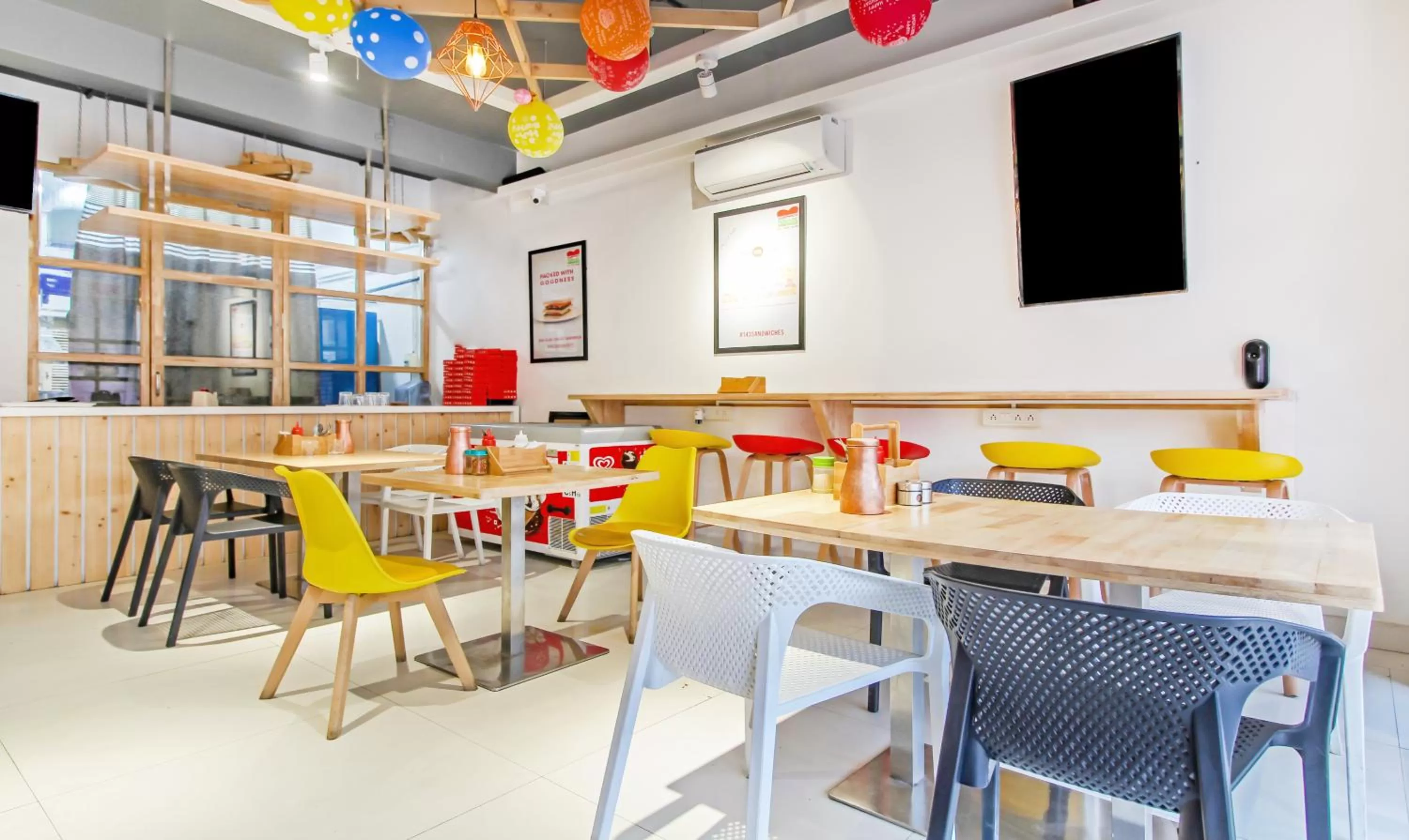 Restaurant/places to eat in Itsy Hotels D'Comfort Inn