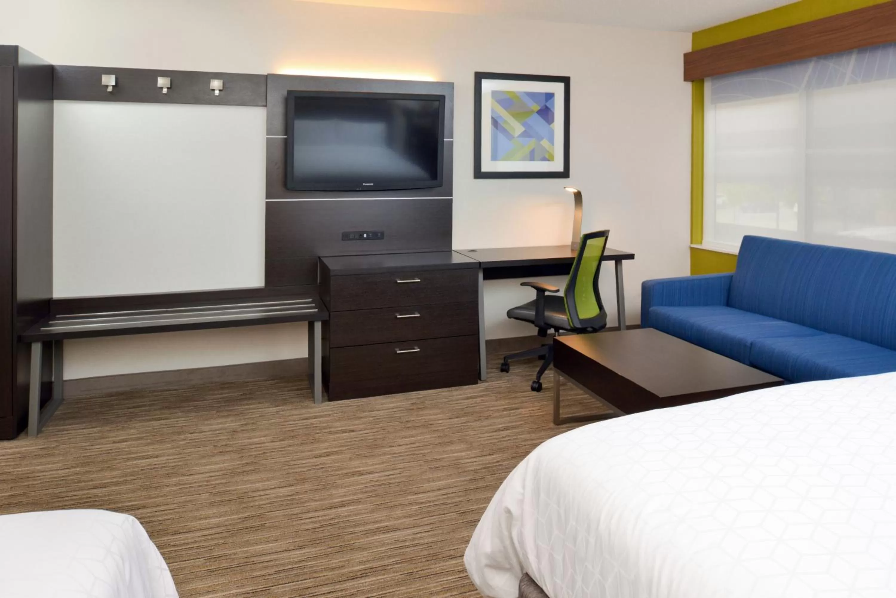 Photo of the whole room, Bed in Holiday Inn Express Wixom by IHG