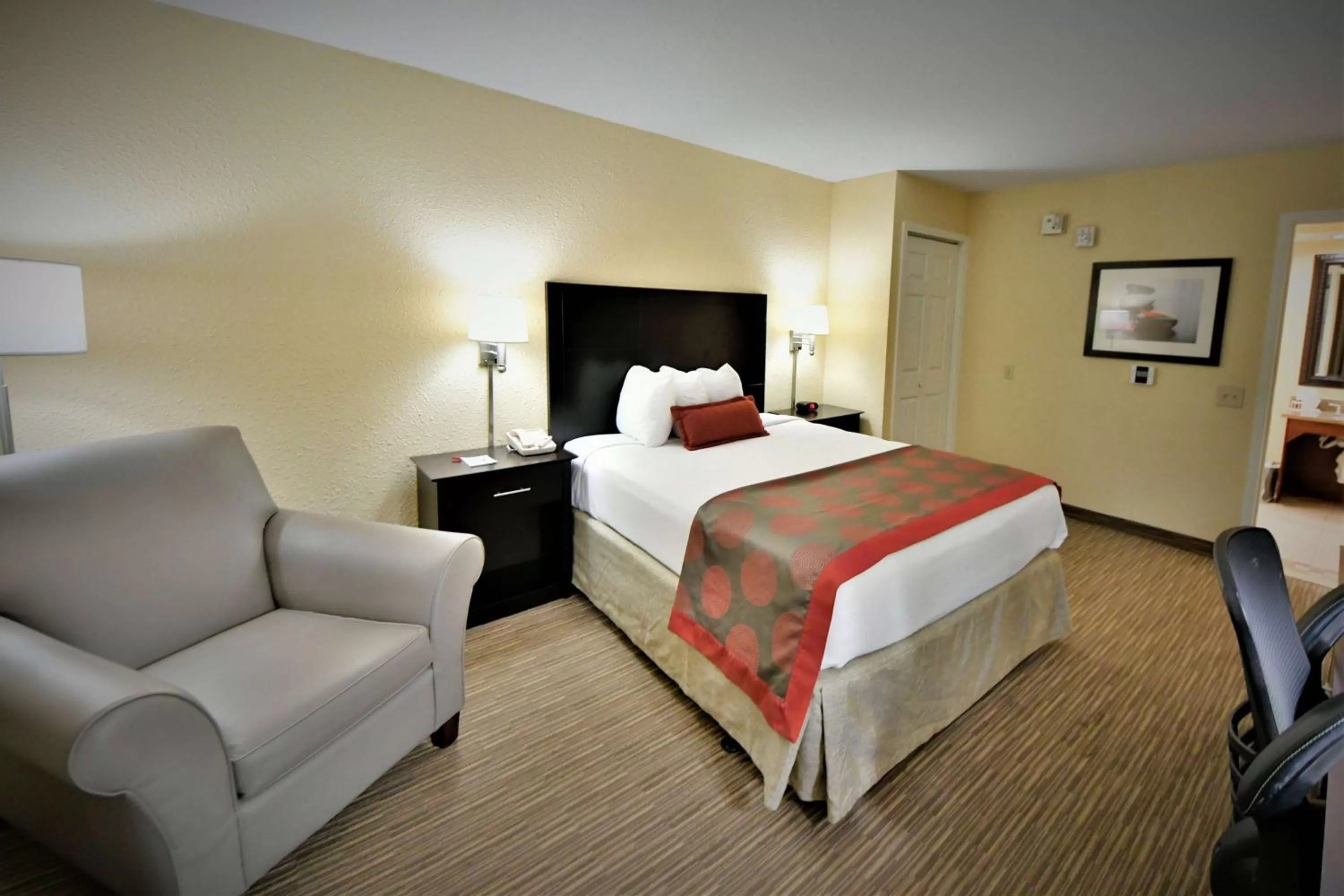 Photo of the whole room, Bed in Ramada by Wyndham Jacksonville Hotel & Conference Center