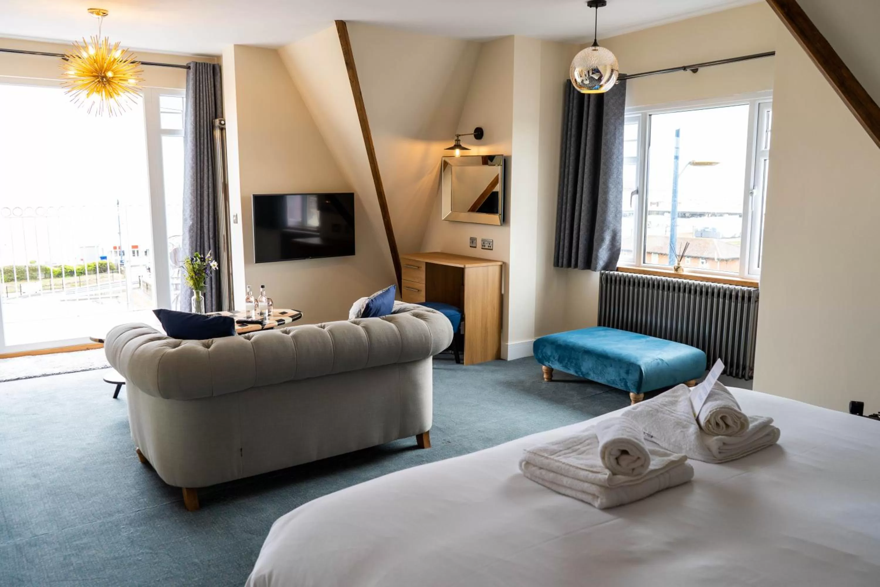 Seating area, Bed in Marine Lodge