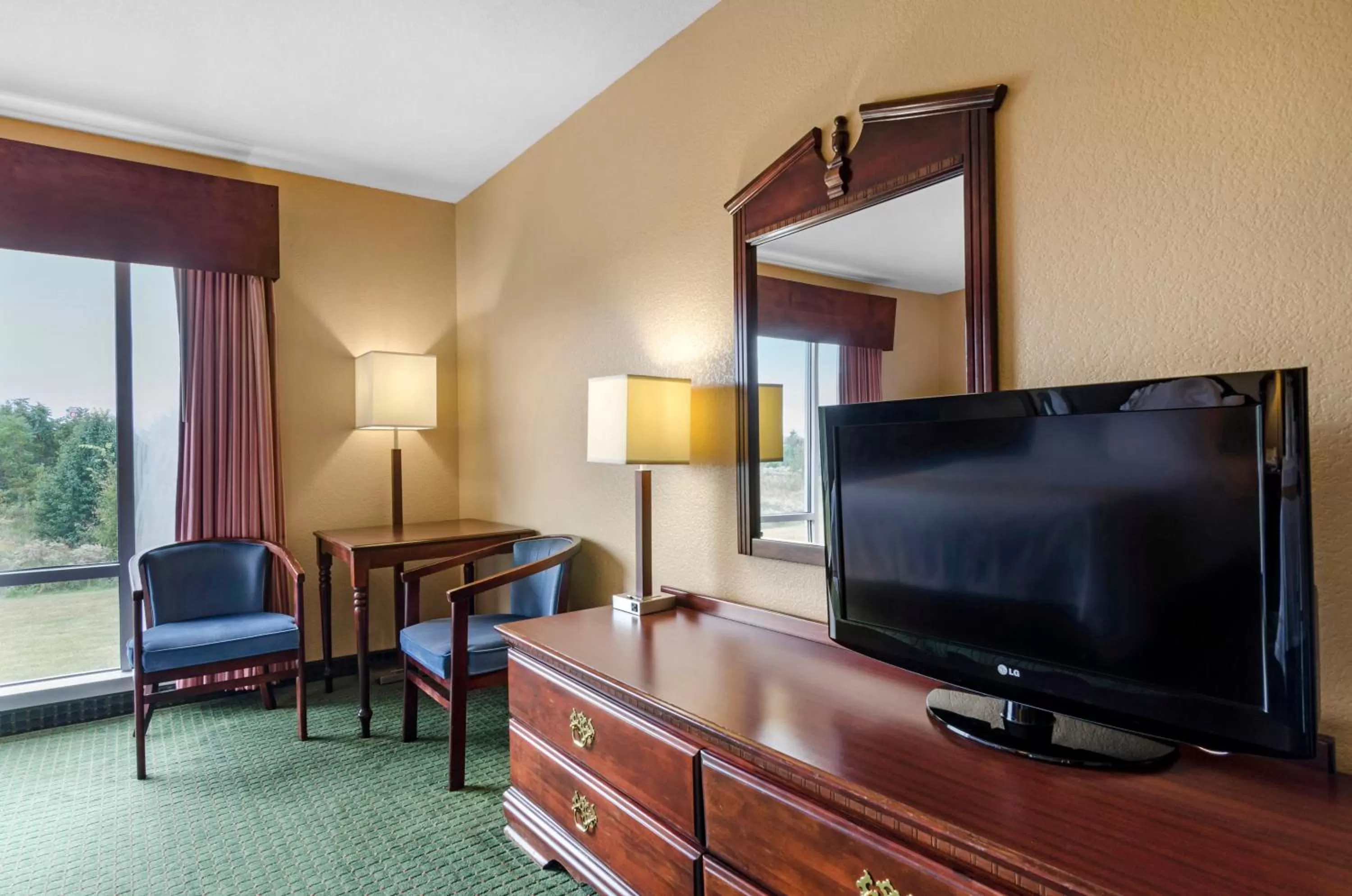 TV and multimedia in Quality Inn & Suites Carthage near Precious Moments Chapel