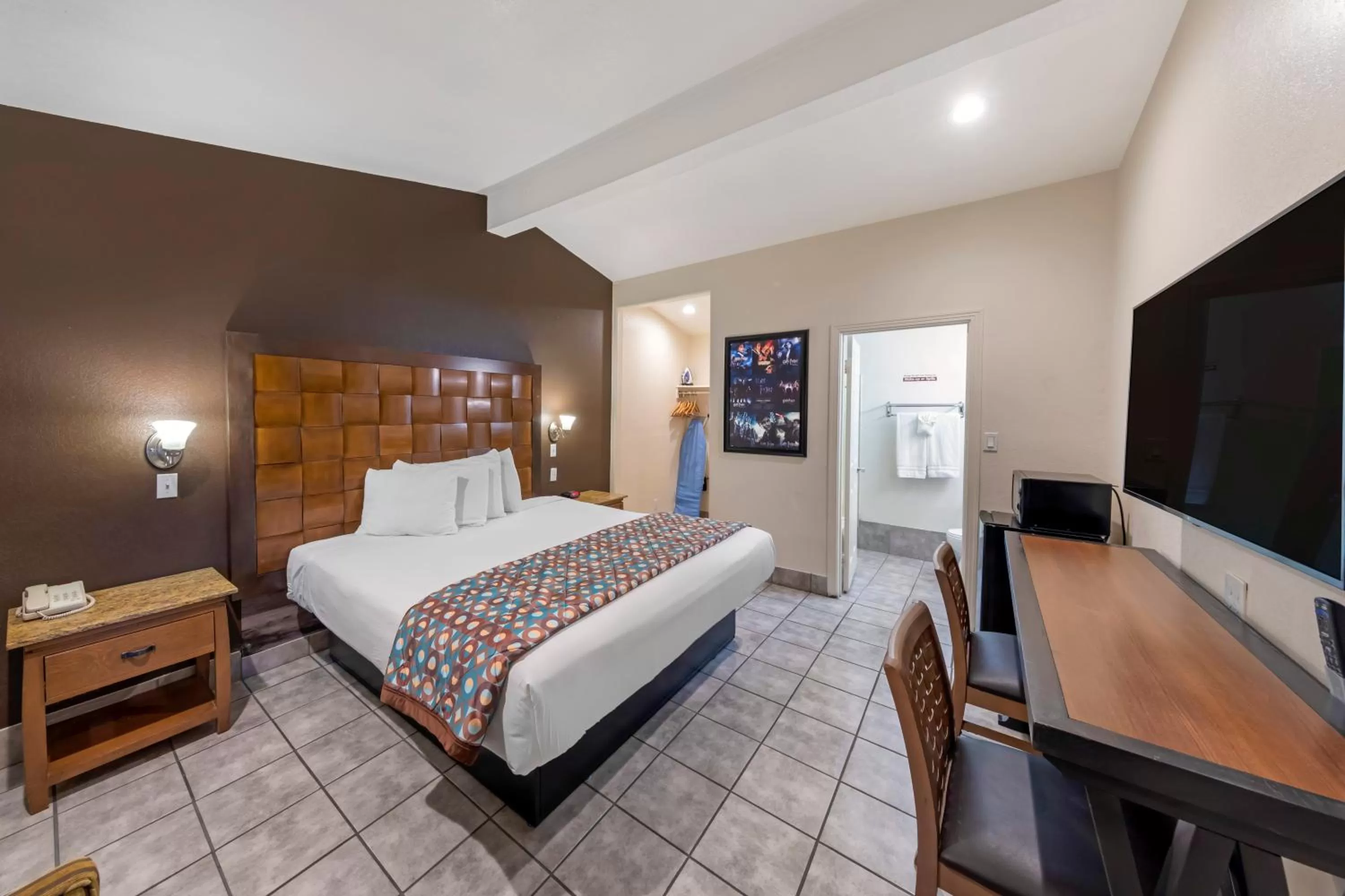 Photo of the whole room, Bed in Anaheim Discovery Inn and Suites