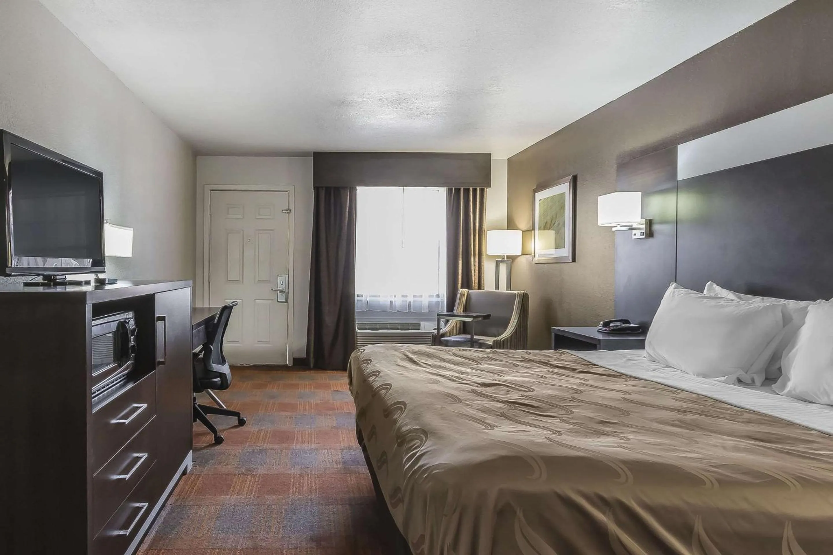 Photo of the whole room, Bed in Quality Inn & Suites Stuttgart North