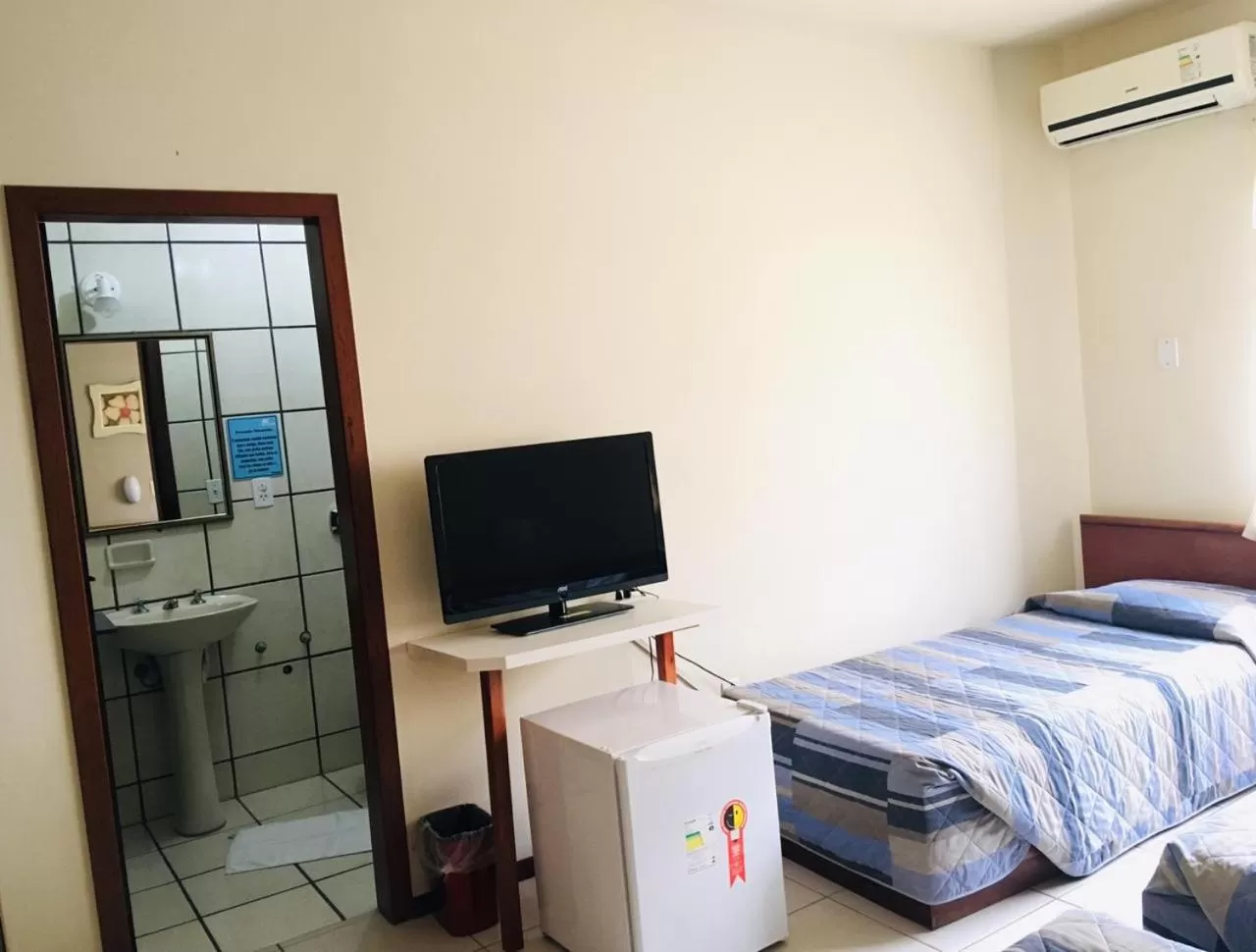 Toilet, TV/Entertainment Center in Hotel Cambirela