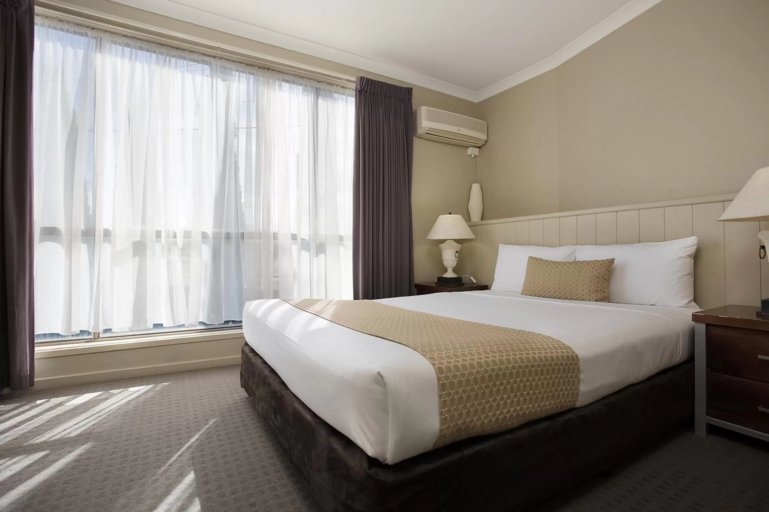 Bed in Comfort Inn On Raglan