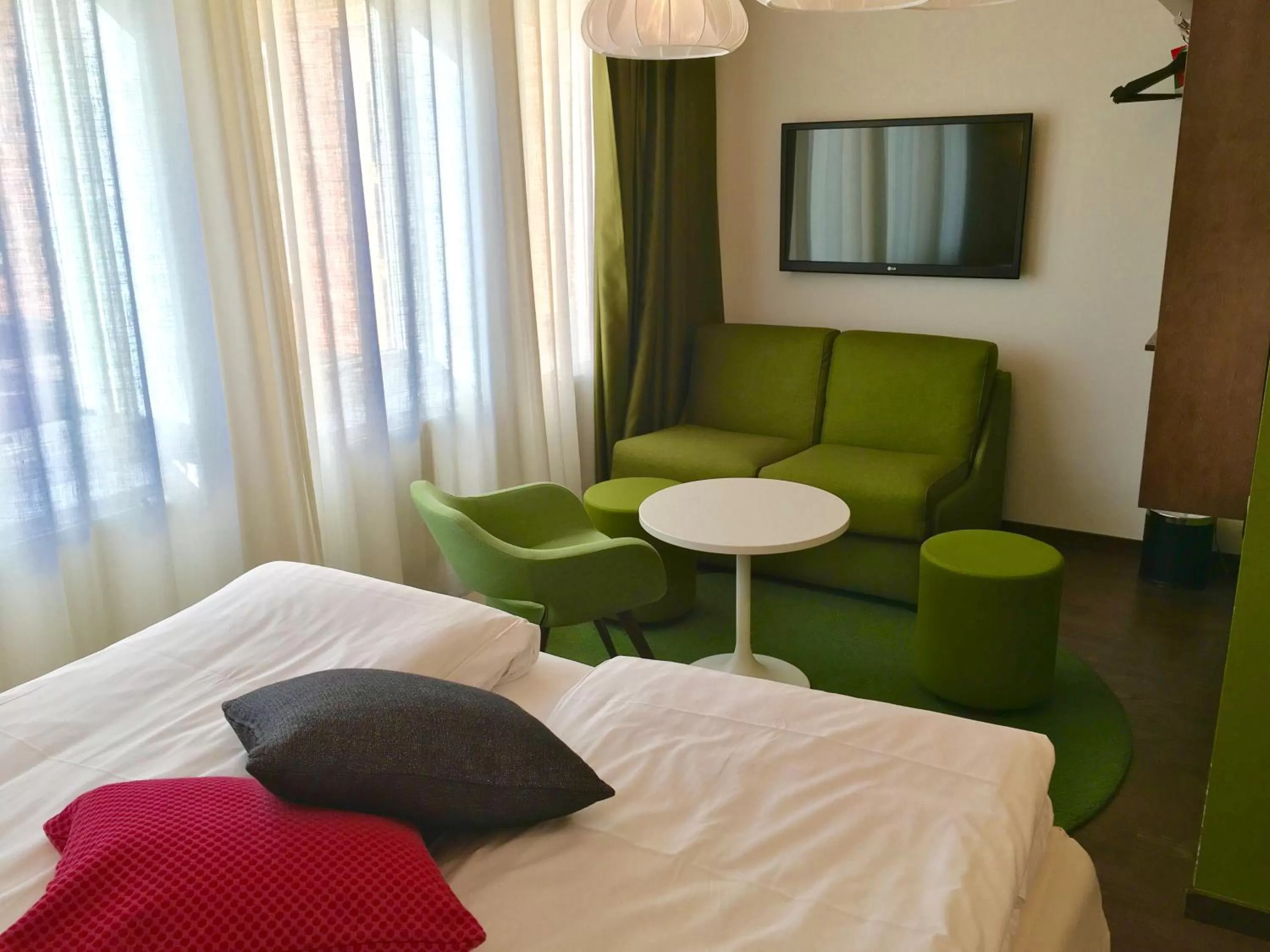 Seating area, Bed in Best Western Hotel Akersberga
