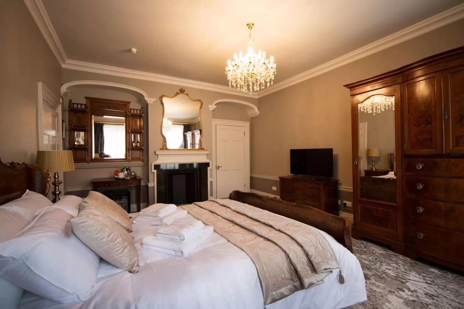 Bedroom, Bed in East Walls Hotel