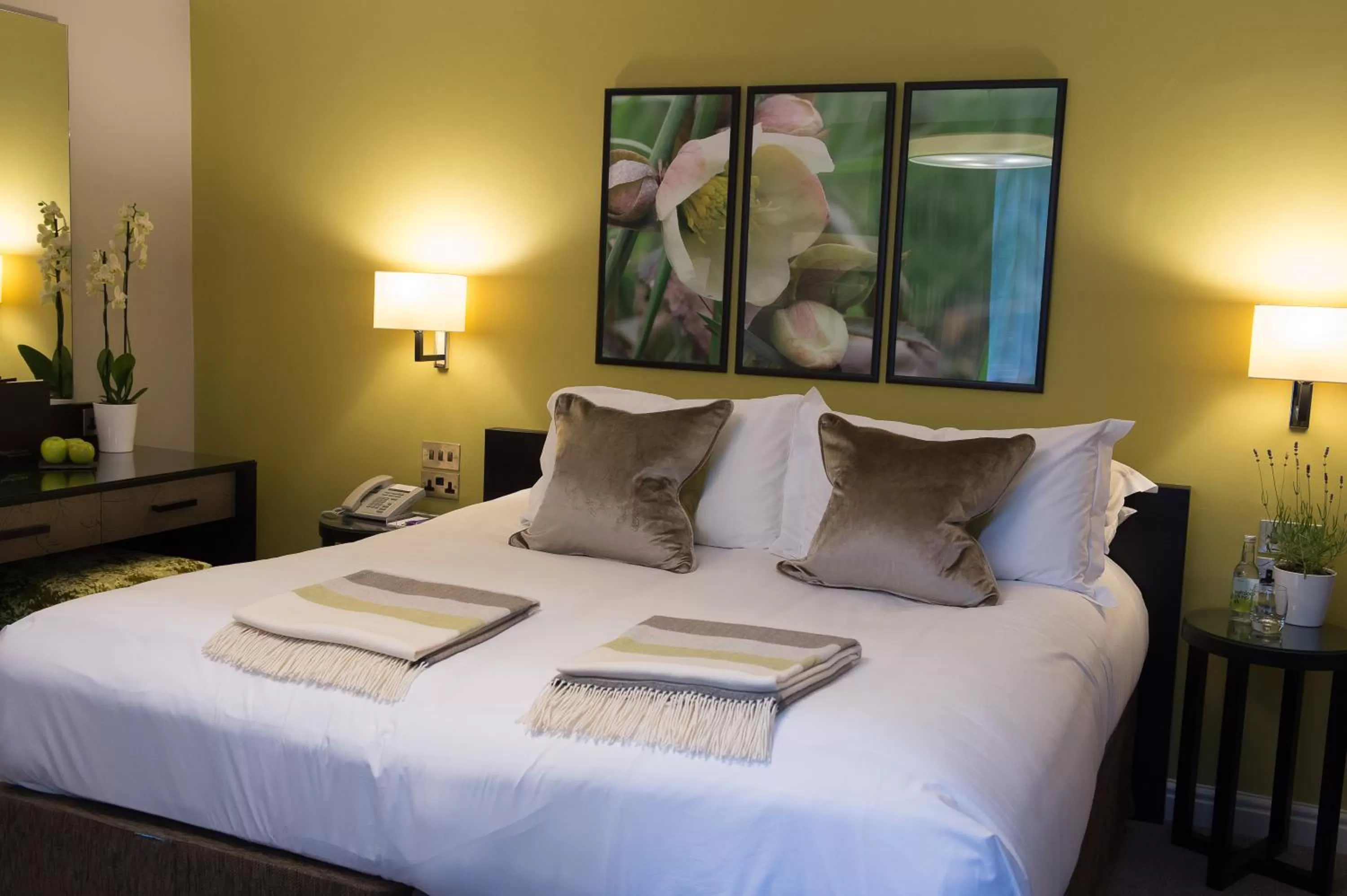 Bedroom, Bed in Hogarths Stone Manor