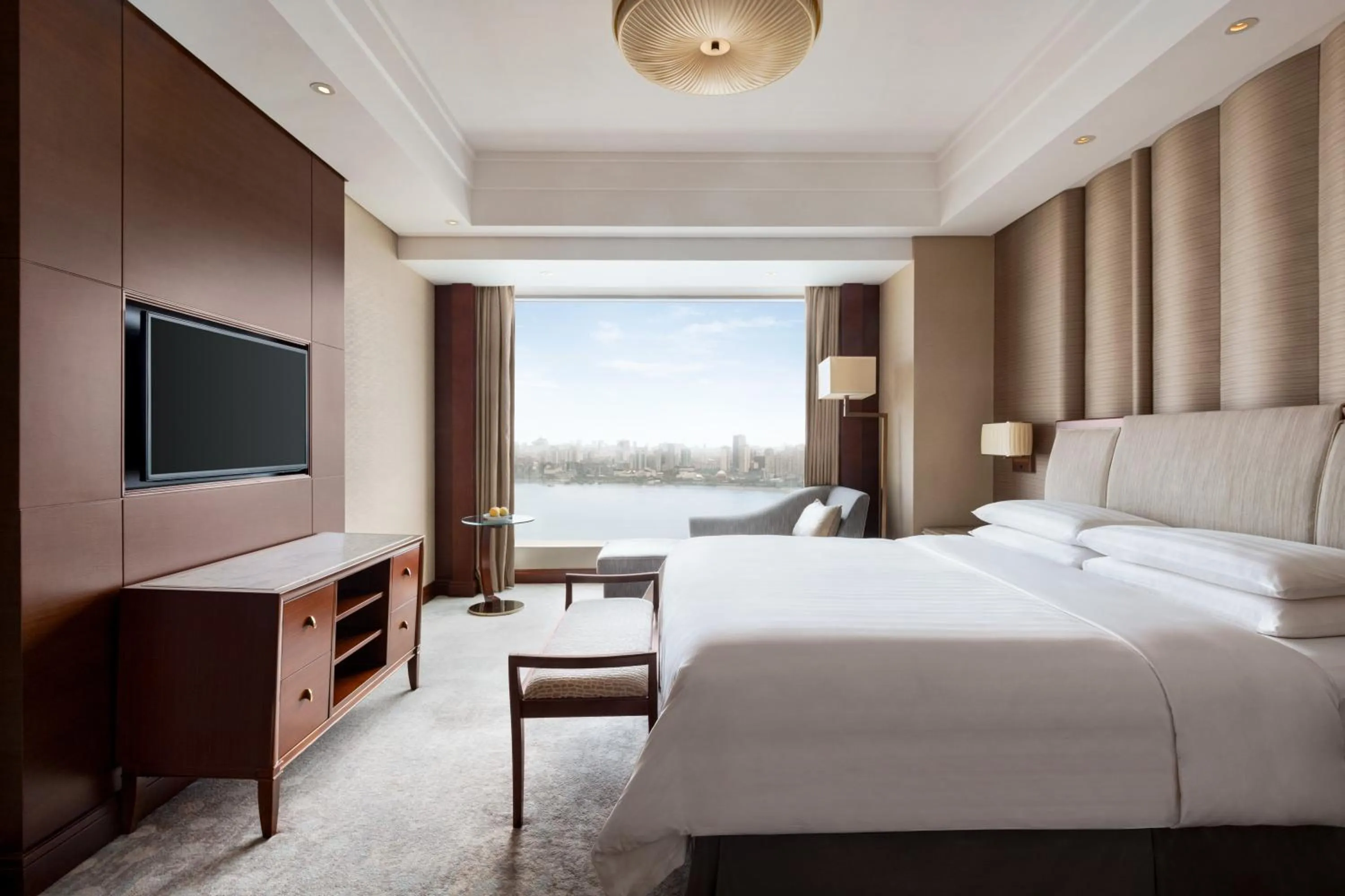 Photo of the whole room, Bed in Shangri-La Nanchang丨All room offer river views Just one stop from the Pavilion of Prince Teng