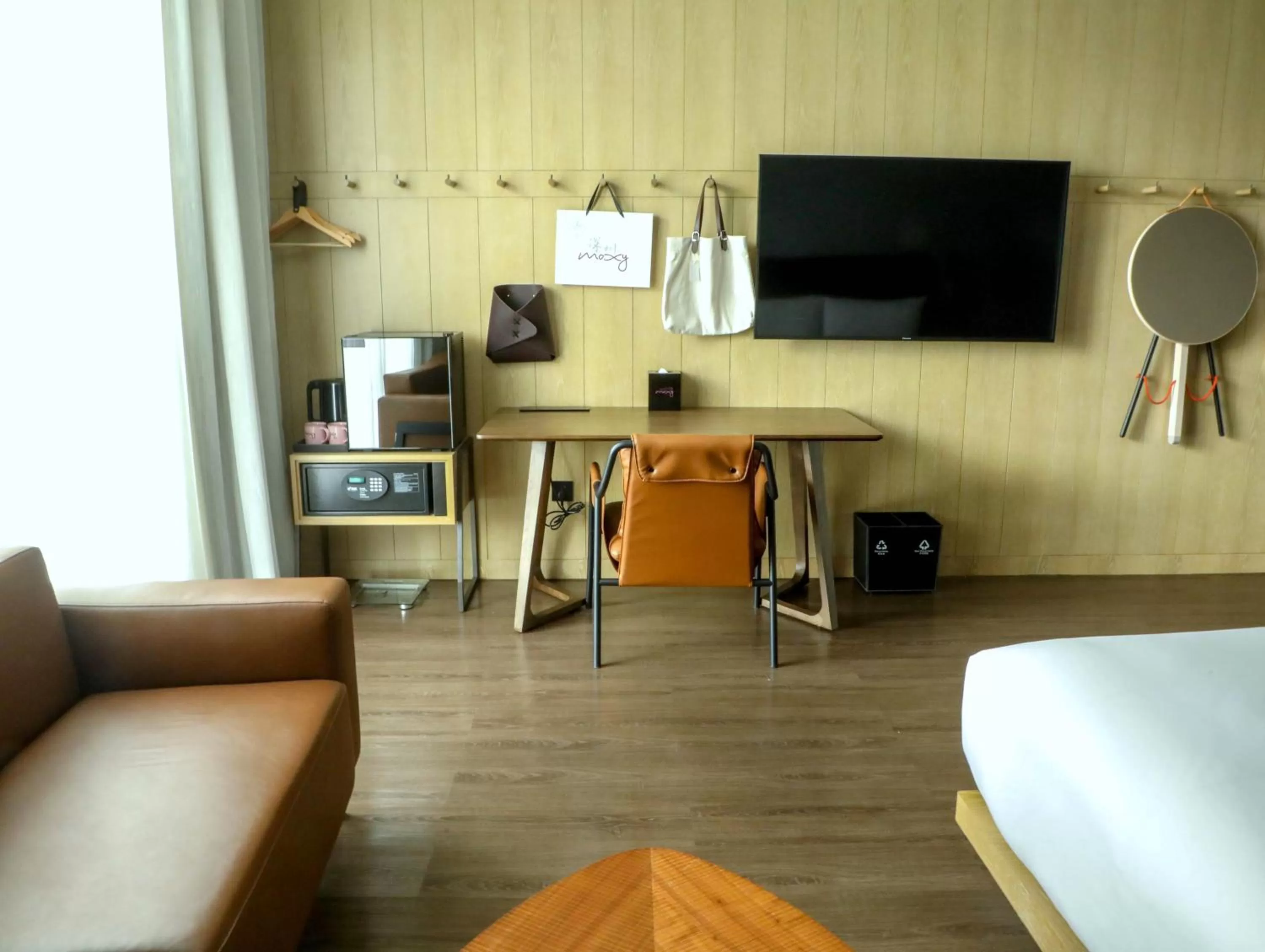 Seating area, Bed in Moxy Shenzhen North Station