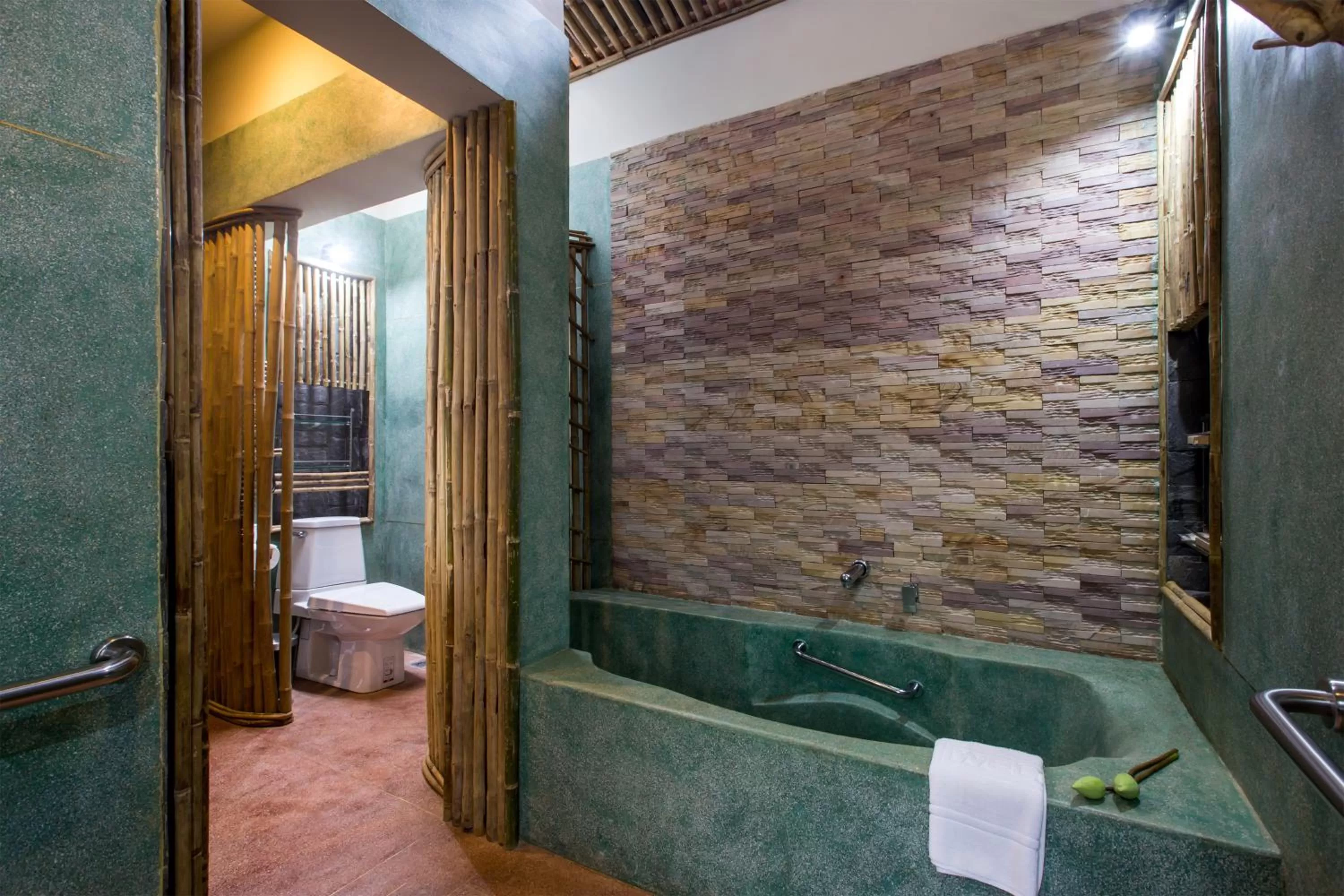 Shower in De Sarann Villa