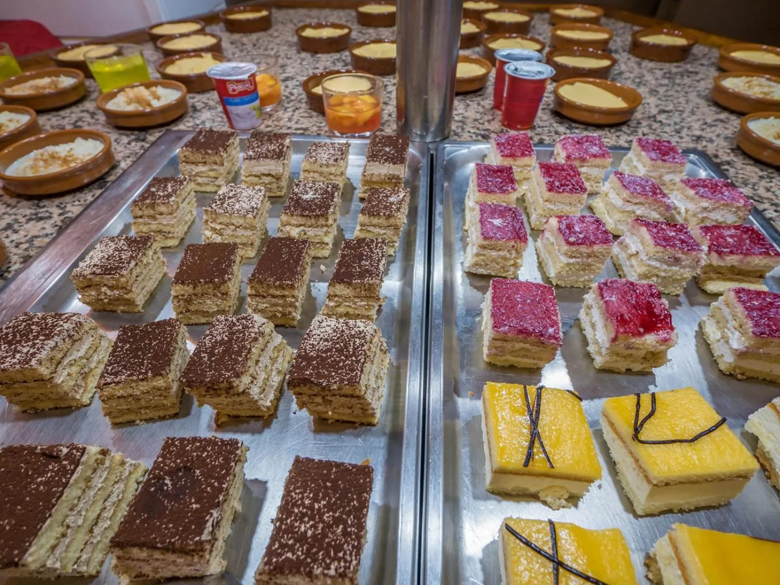 Restaurant/places to eat in Hotel Golden Sand