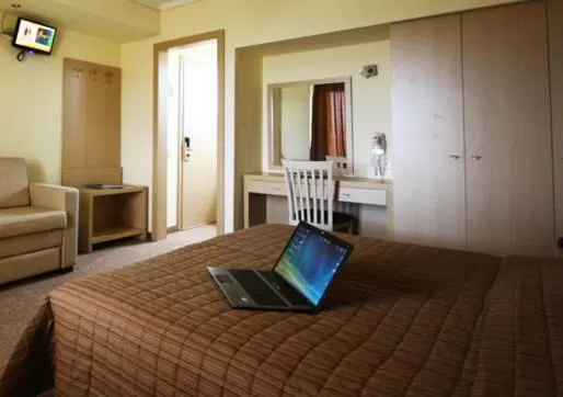 Photo of the whole room, Bed in Orpheus Hotel