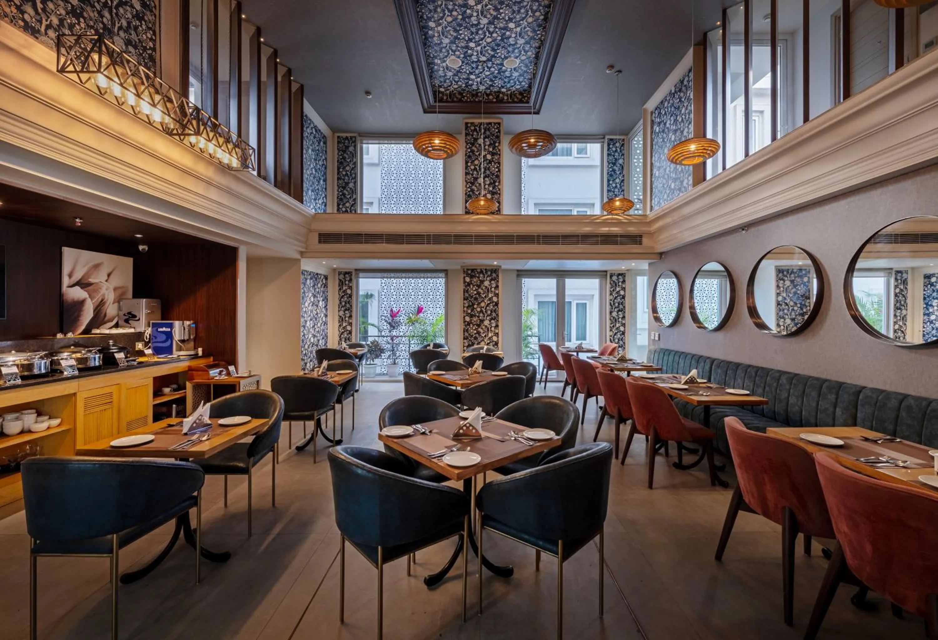 Restaurant/places to eat in Hotel Saket 27