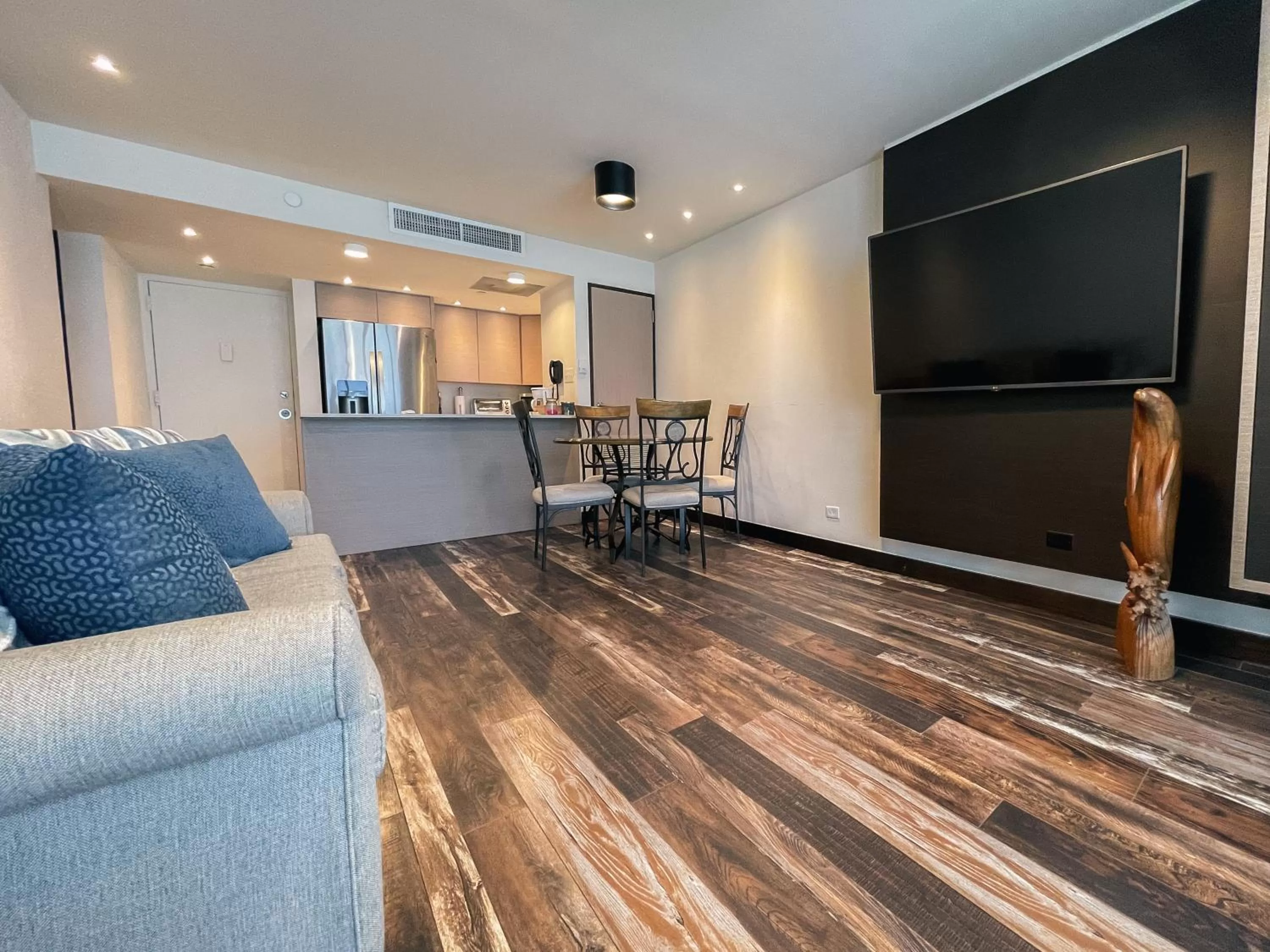 Living room in ESJ Towers by Chana