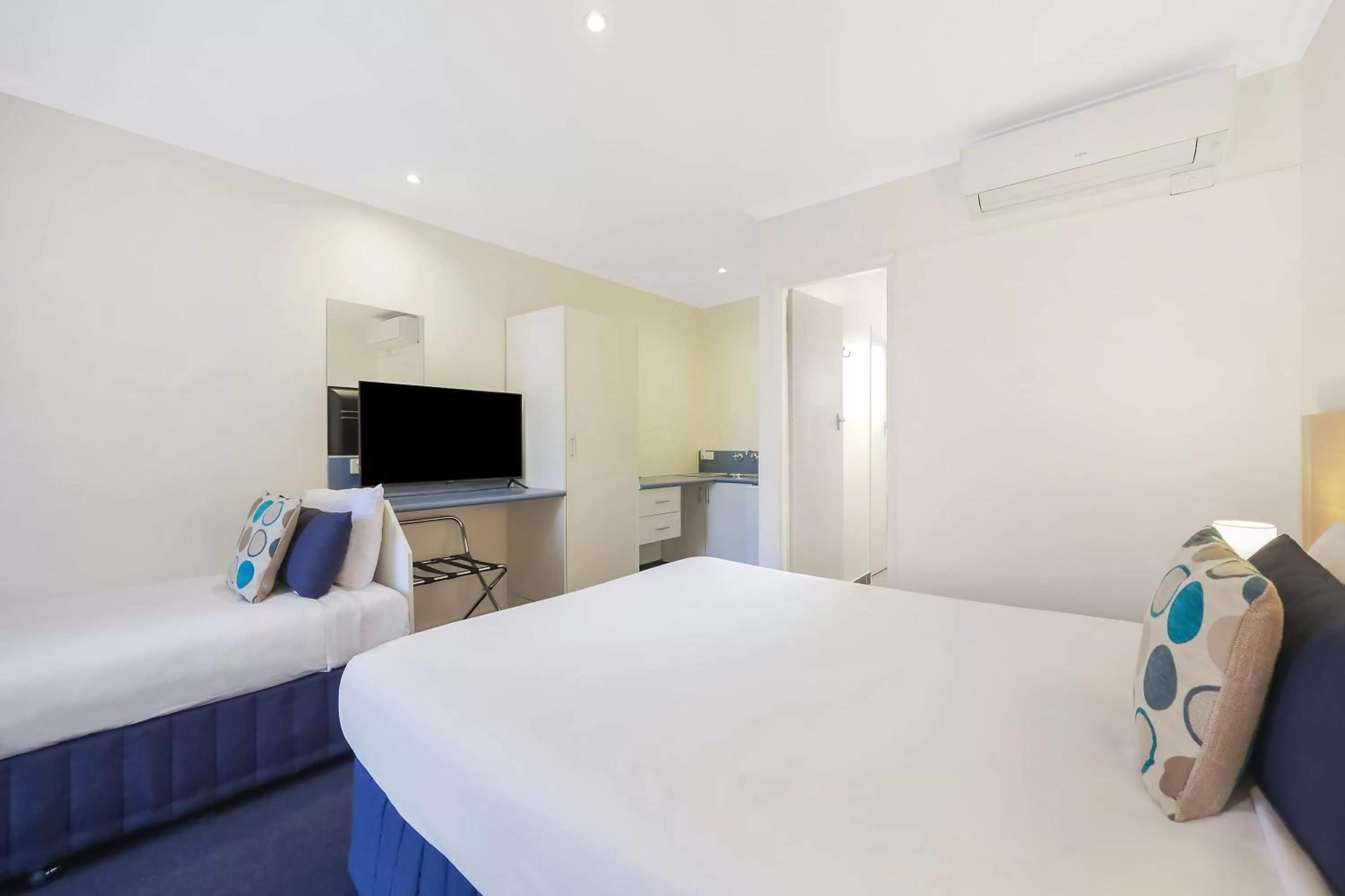 Photo of the whole room, Bed in Hamilton Townhouse Motel