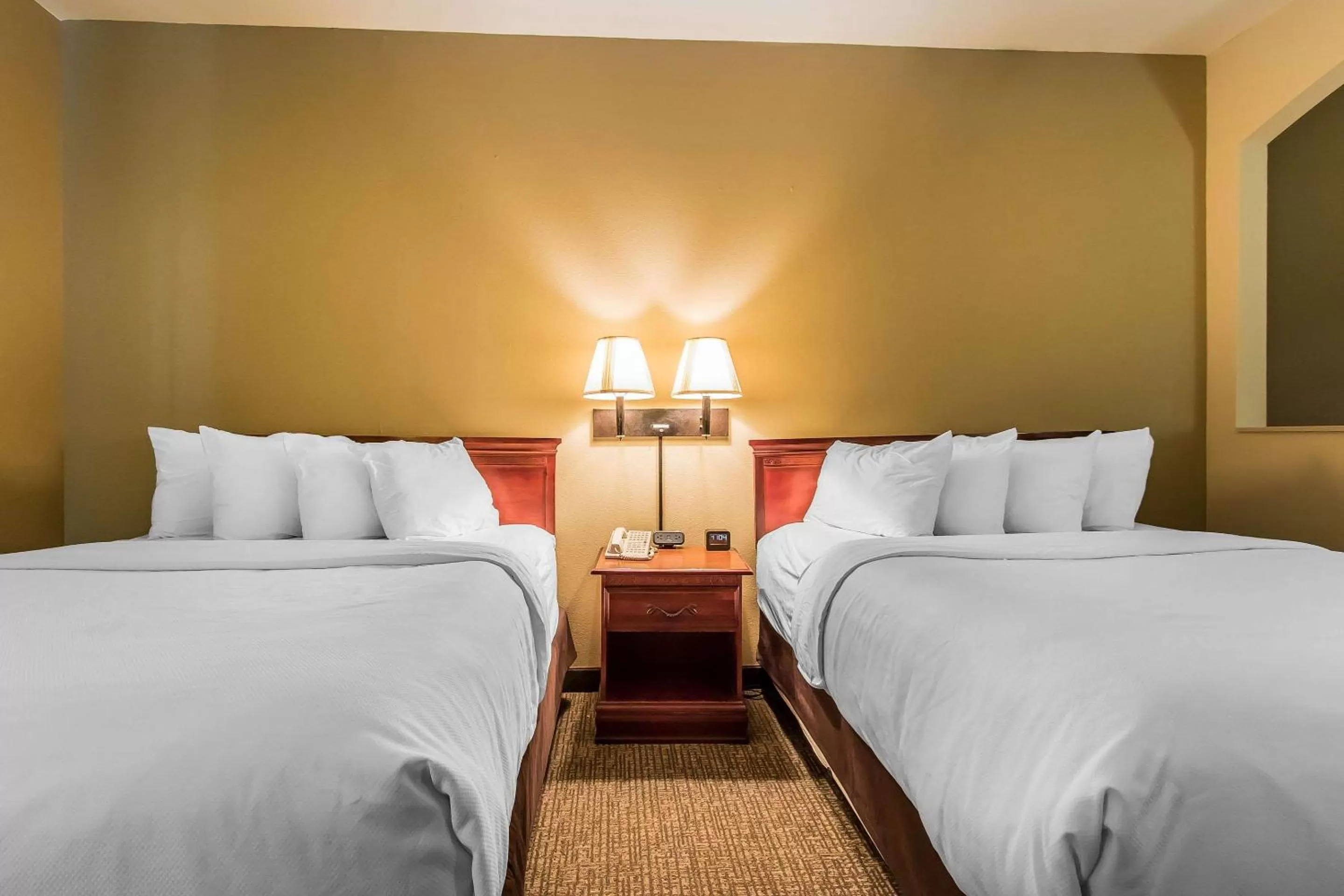 Photo of the whole room, Bed in Quality Suites New Iberia