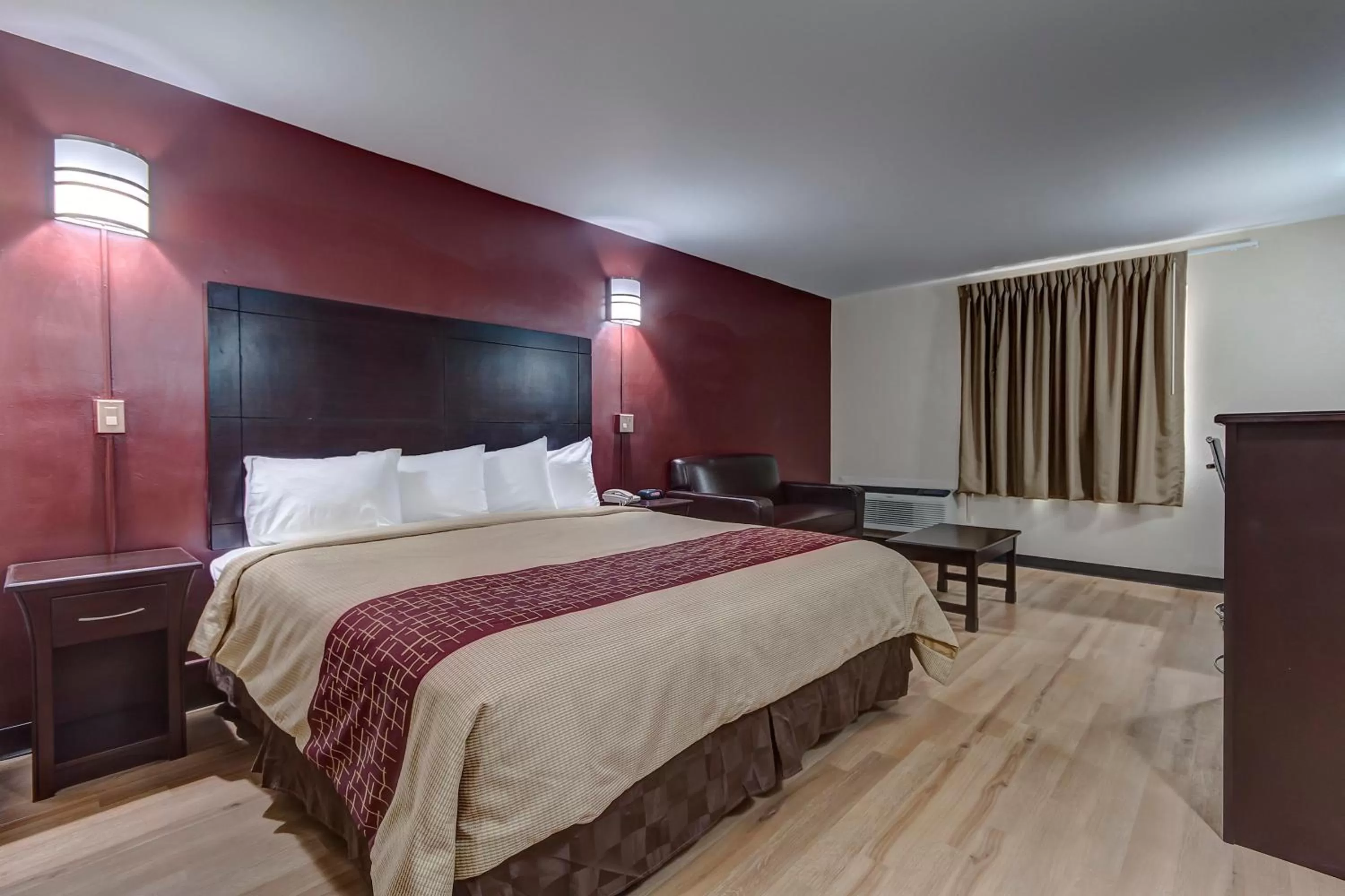 Photo of the whole room, Bed in Red Roof Inn Van Horn