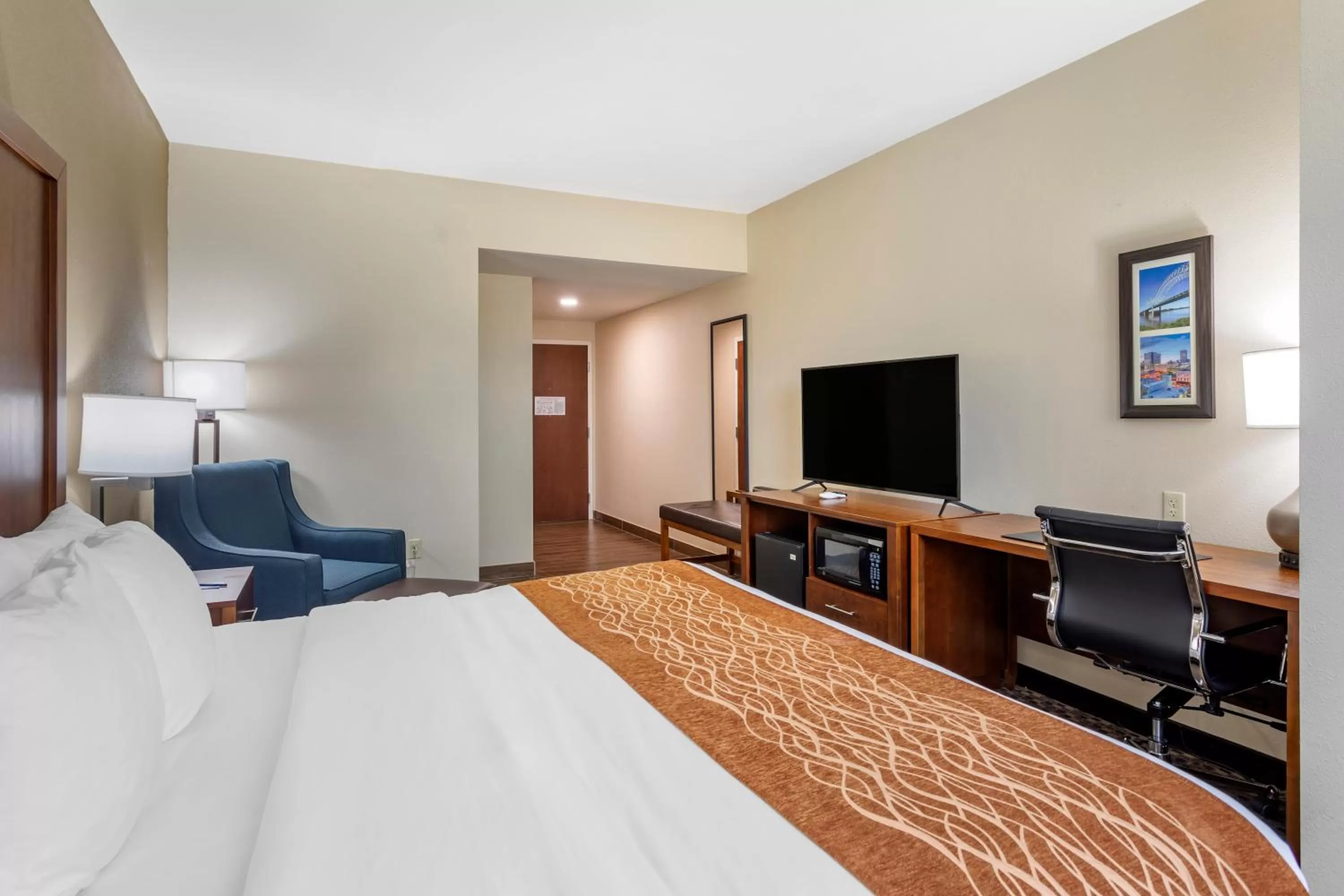 Communal lounge/ TV room, Bed in Comfort Inn & Suites Atoka-Millington