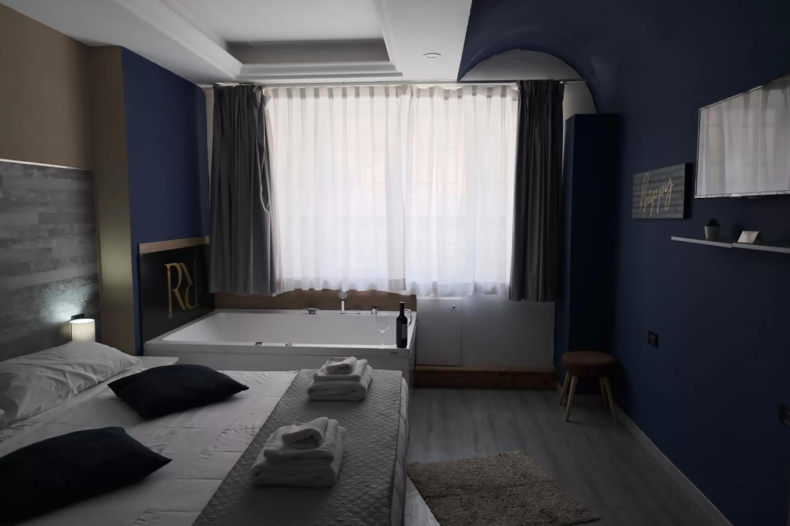 Bed in Royalty Rooms & Spa