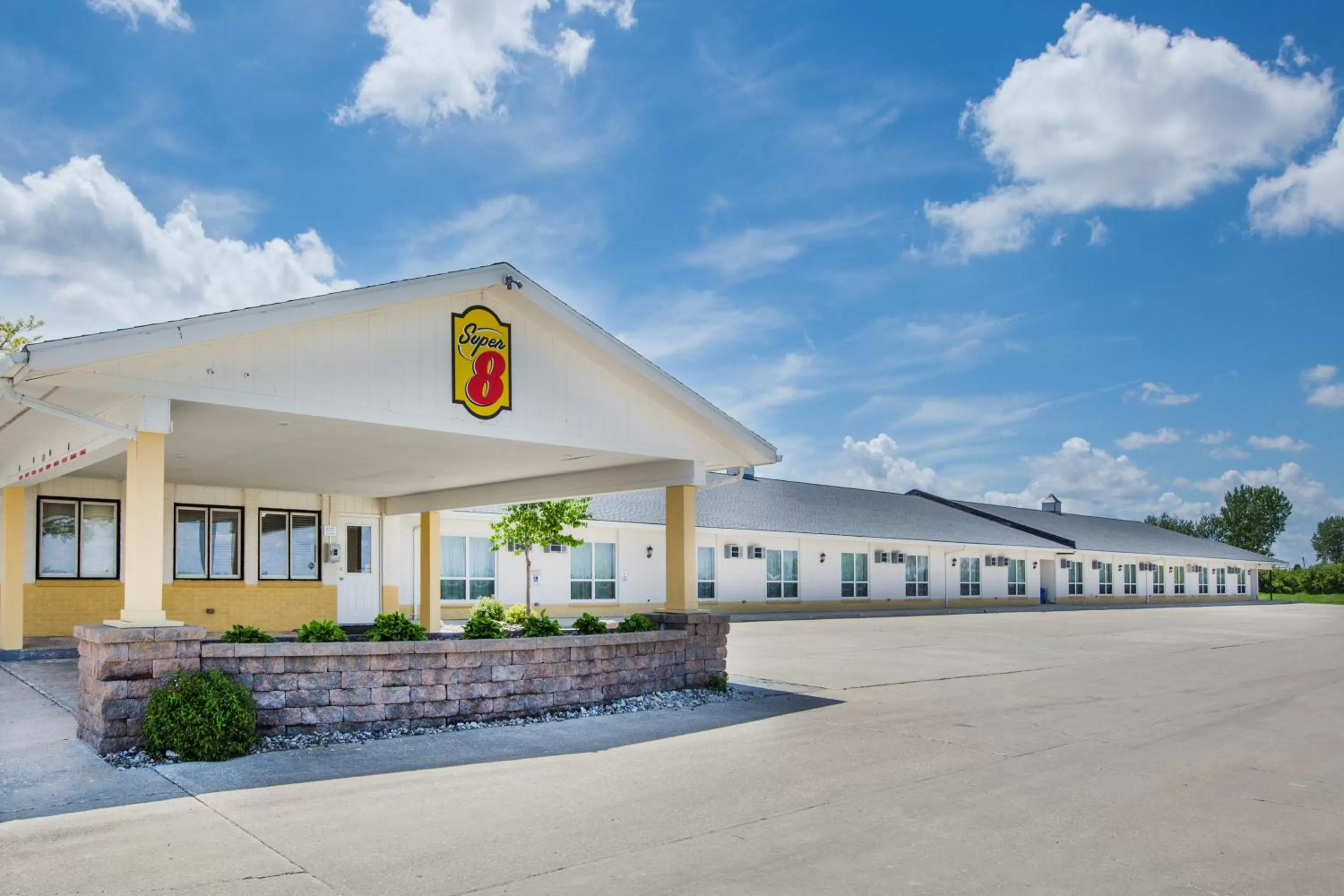 Facade/entrance in Super 8 by Wyndham Williams