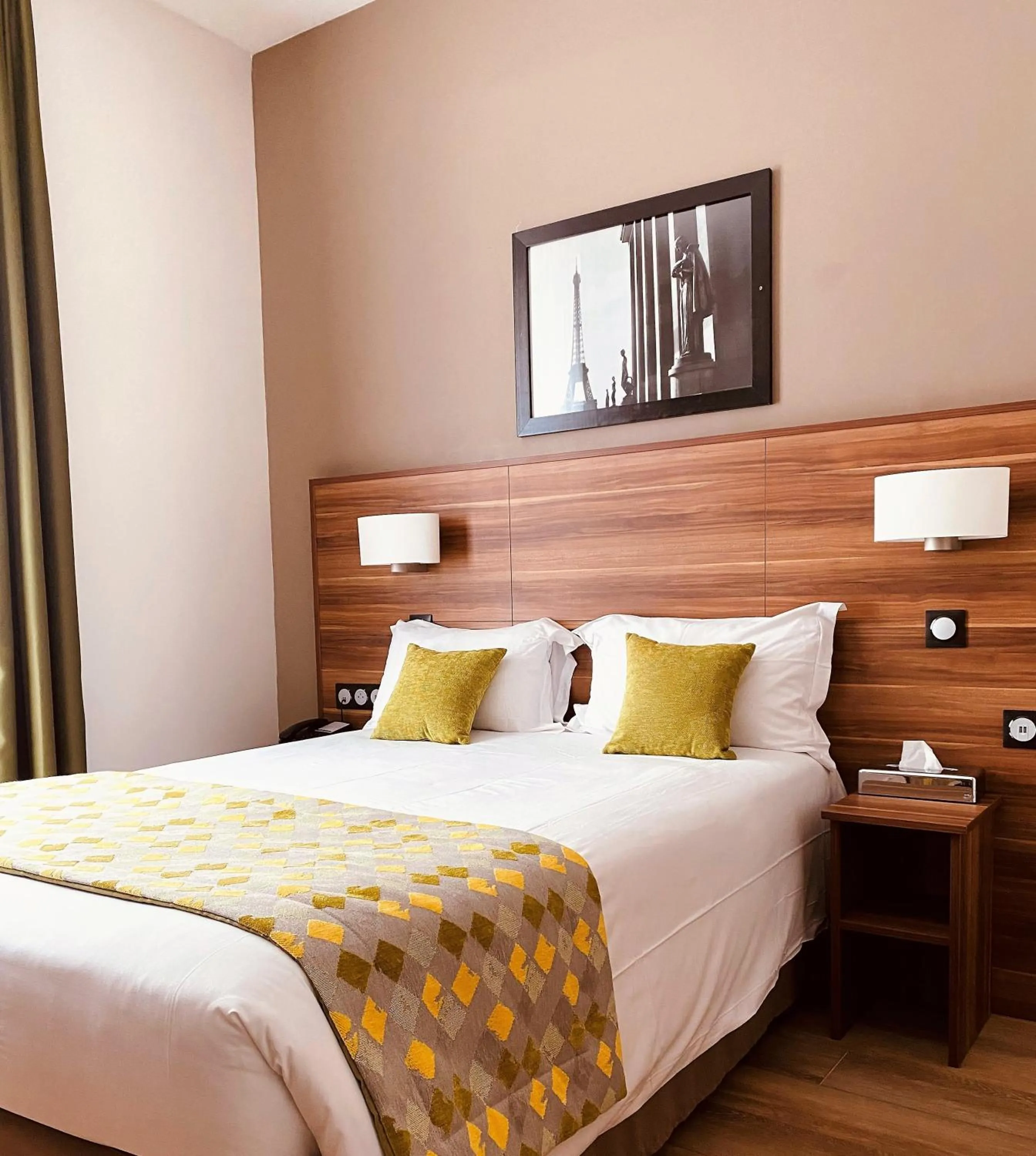 Photo of the whole room, Bed in Hotel Chabrol Opera