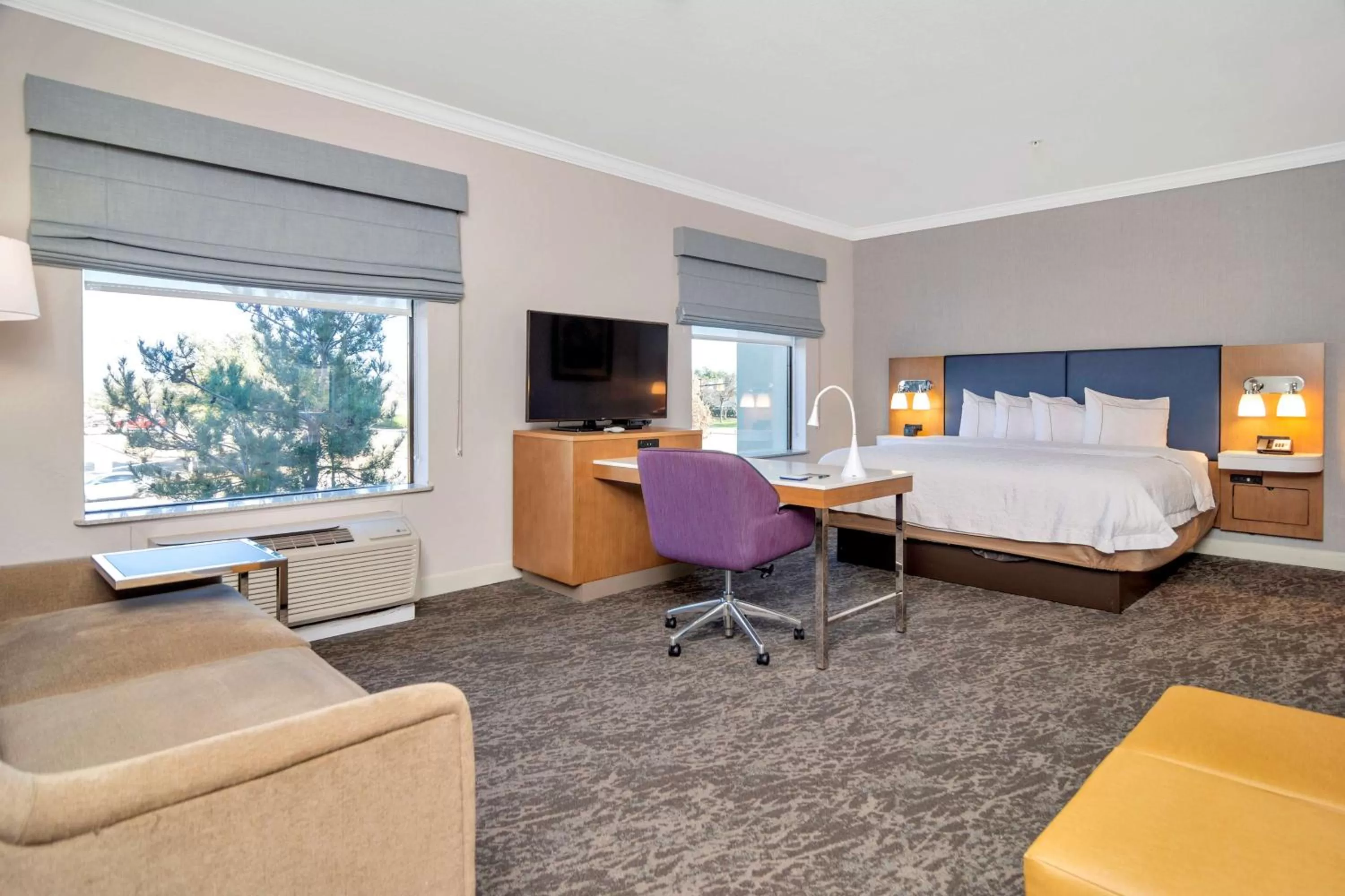 Bed in Hampton Inn & Suites Fort Worth-Fossil Creek