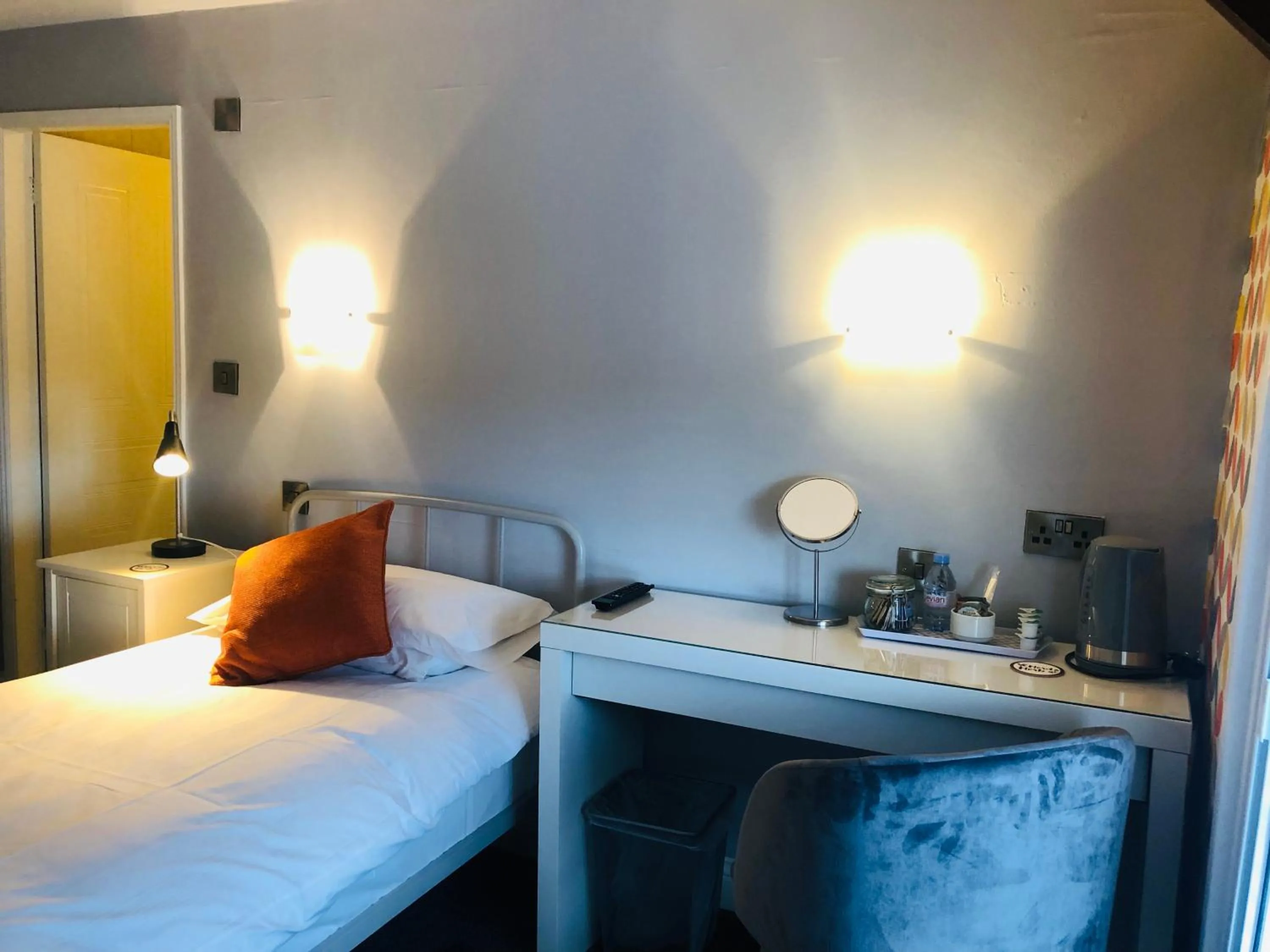 Bedroom, Bed in Hardwick Arms Hotel