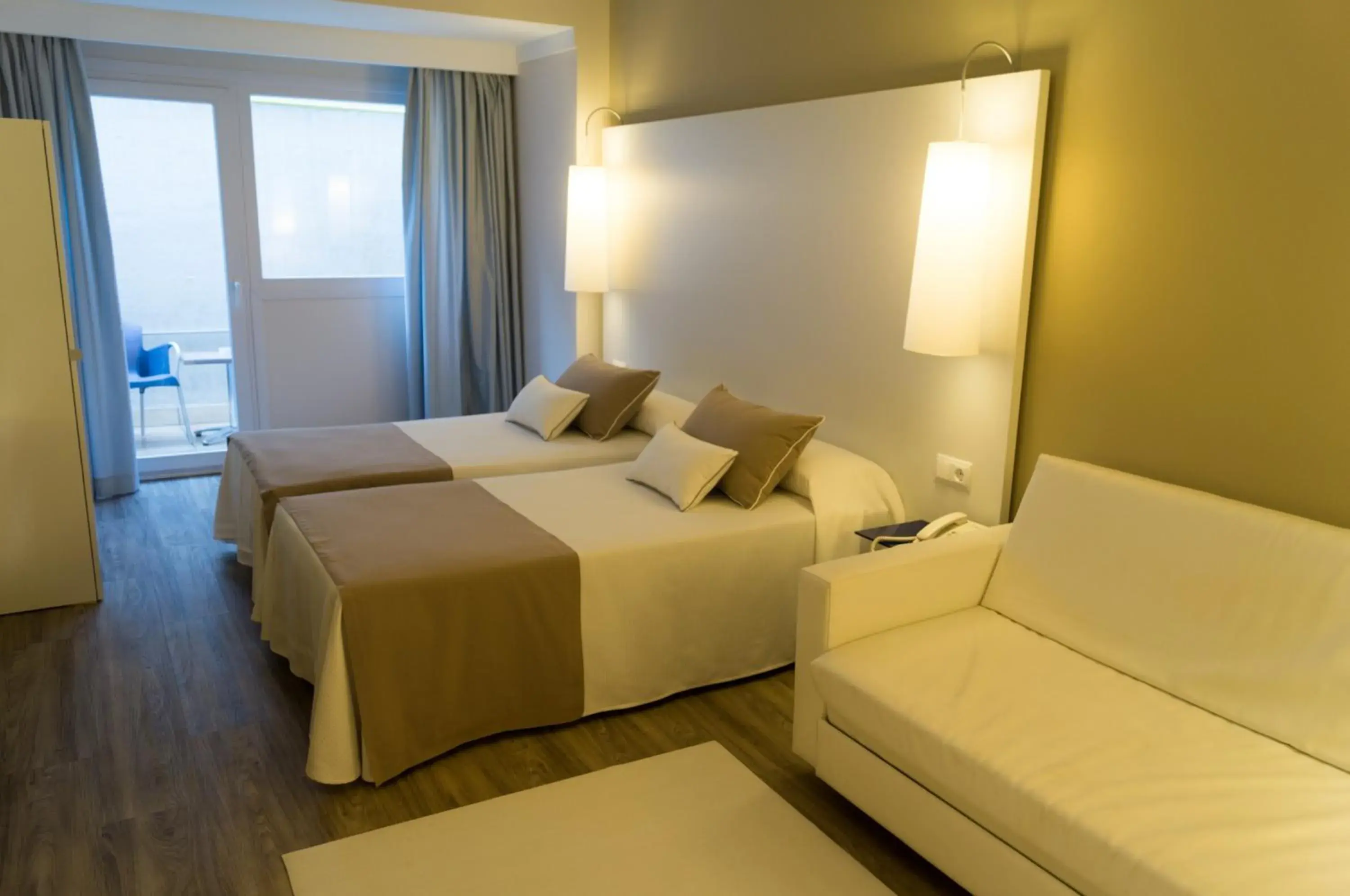 Basic Double or Twin Room in Canyelles Platja Basic Double or Twin Room in Canyelles Platja