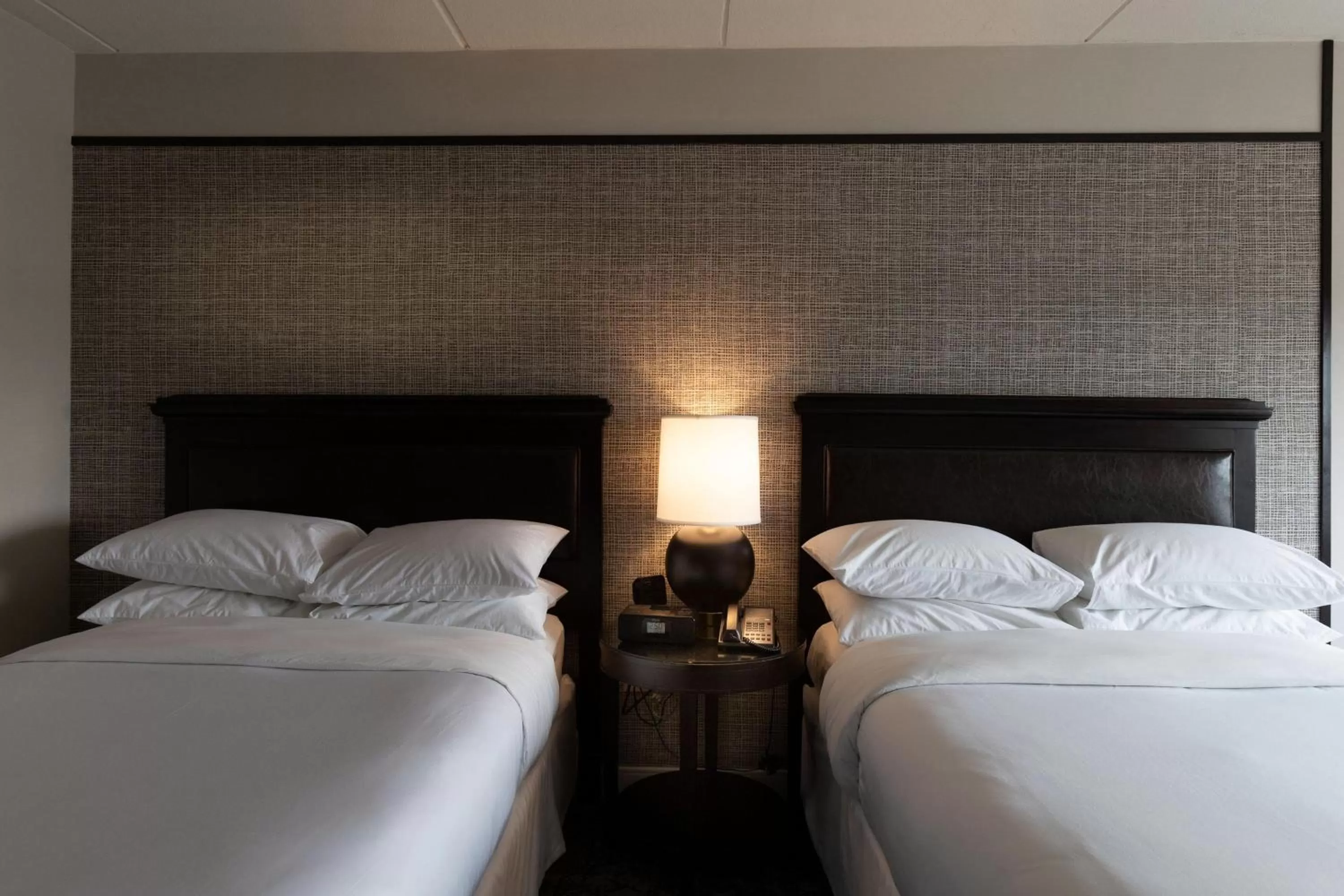 Photo of the whole room, Bed in Sheraton Chicago Northbrook