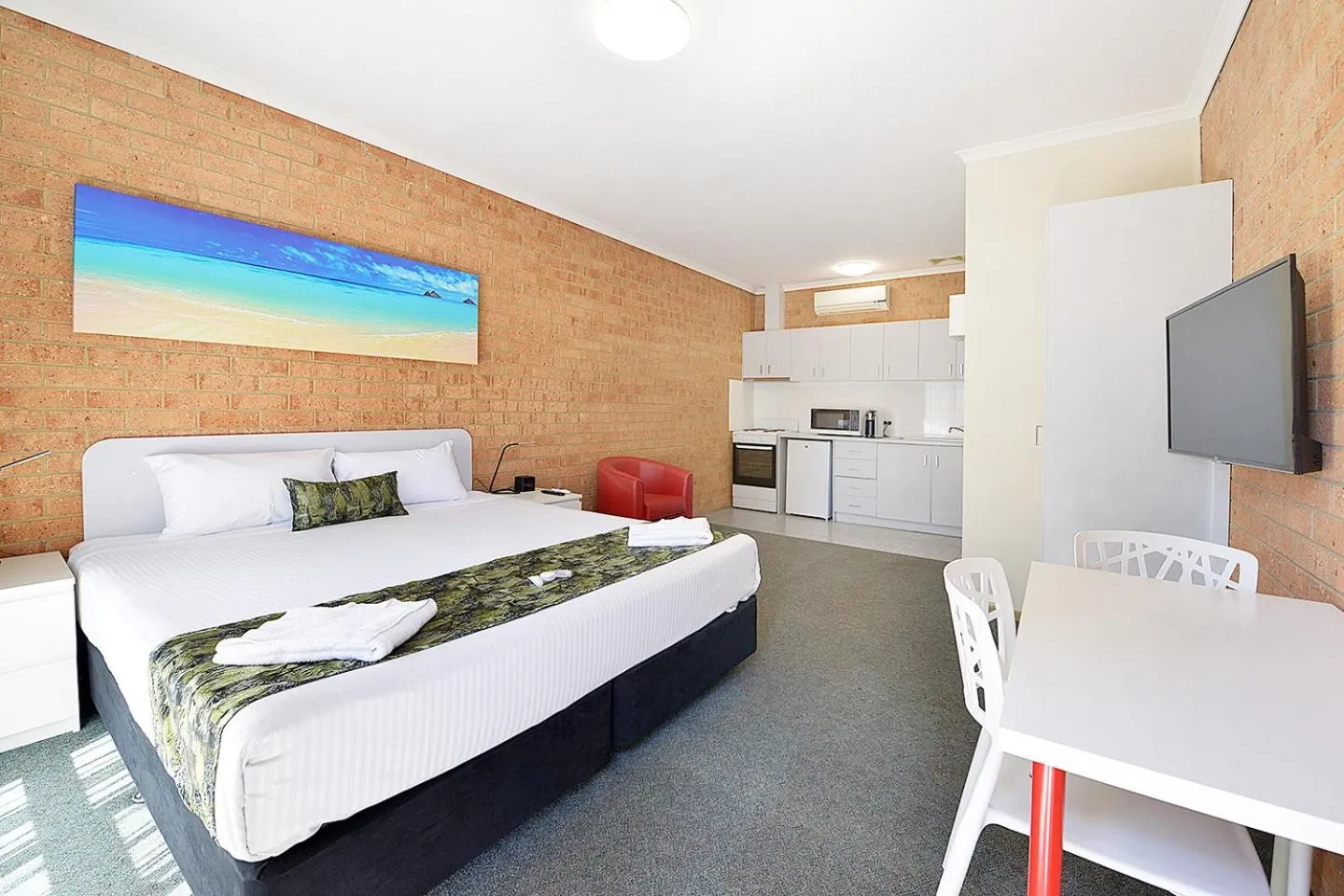 Photo of the whole room, Bed in Cranbourne Motor Inn