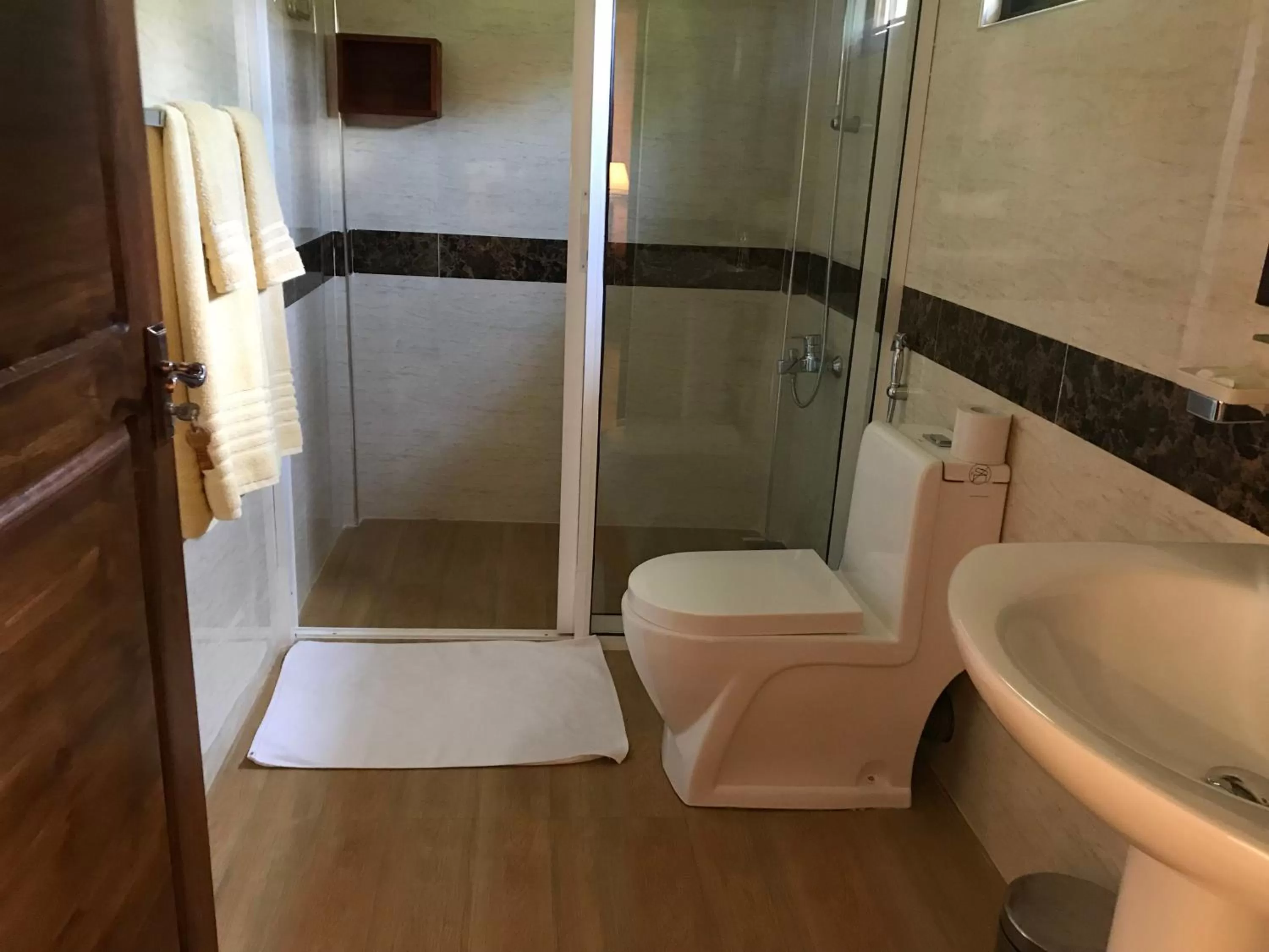 Bathroom in Hotel 4 U Saliya Garden