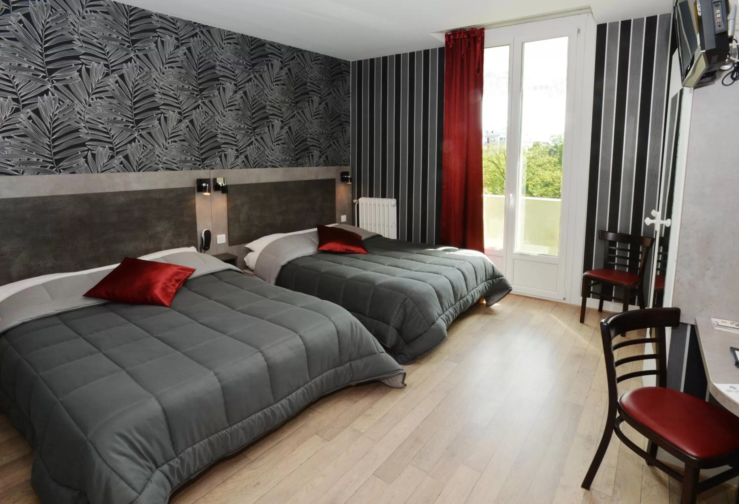 City view, Bed in Hôtel La Croix Blanche