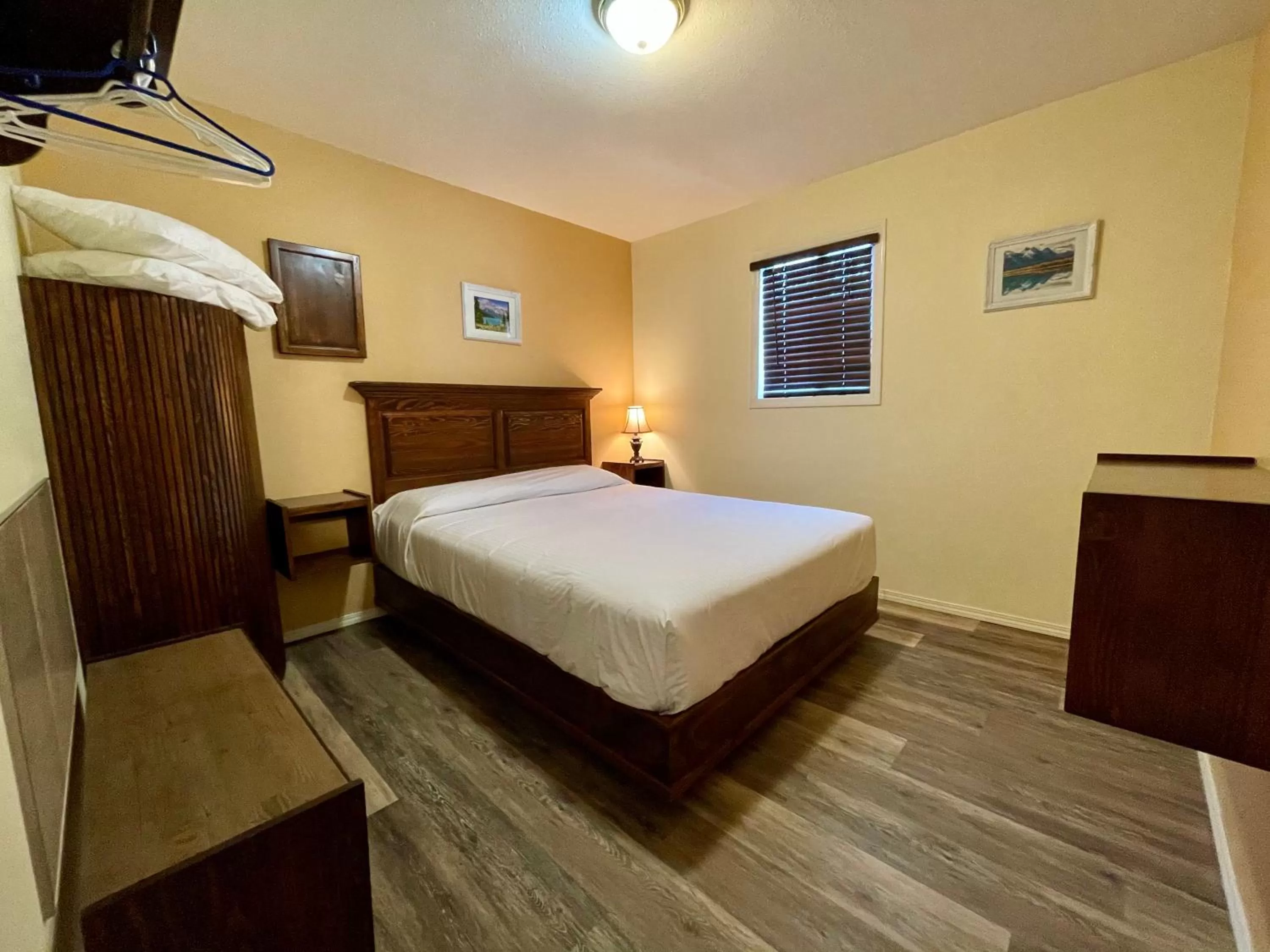 Bed in Brookside Motel