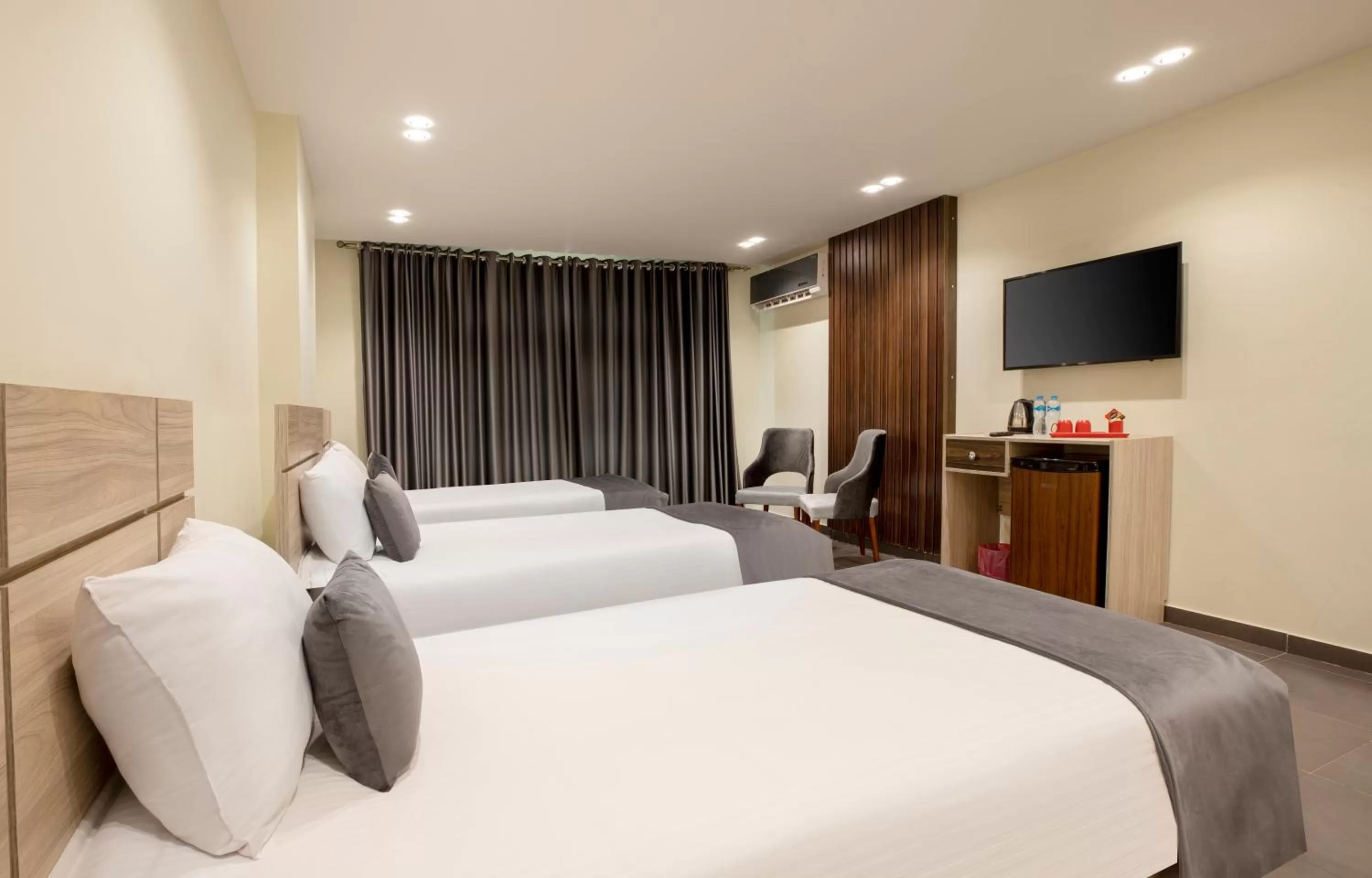 Communal lounge/ TV room, Bed in Brothers Pyramids View Hotel