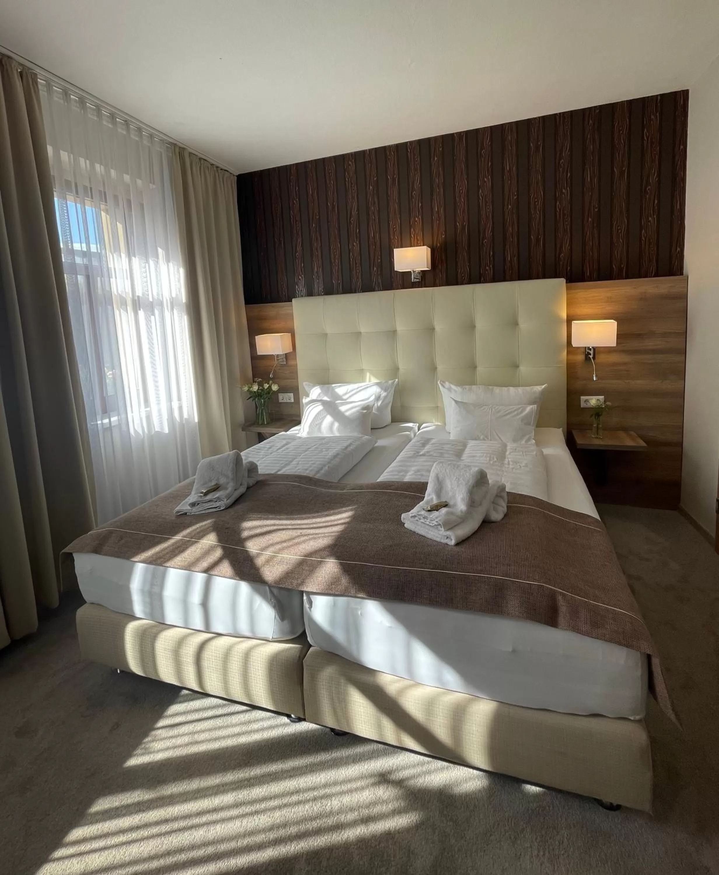 Bedroom, Bed in "Zur Altstadt - Am Fuße der Osterburg" Gaststätte, Pension, FEWO