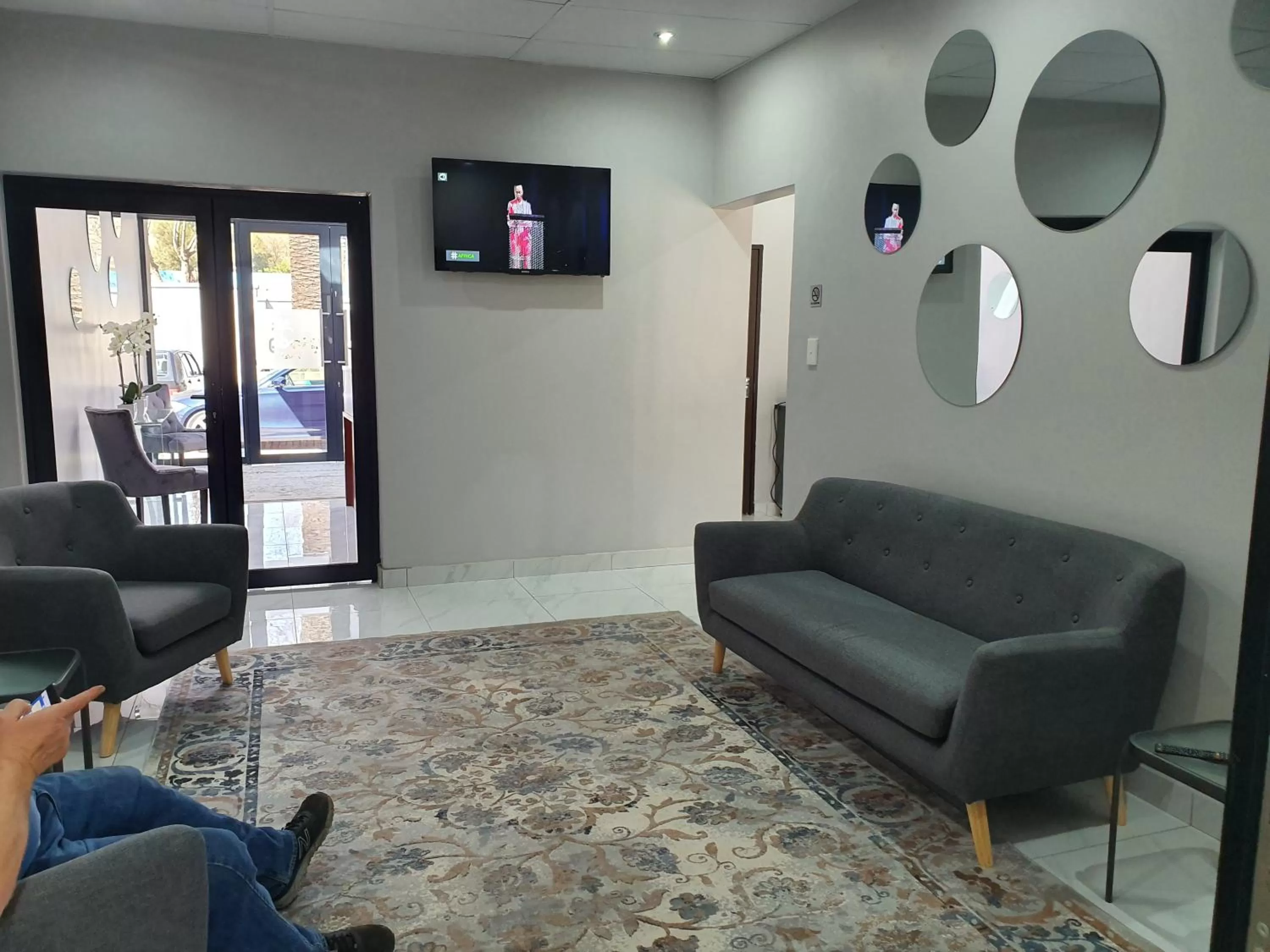 Restaurant/places to eat in La Orchard Hotel