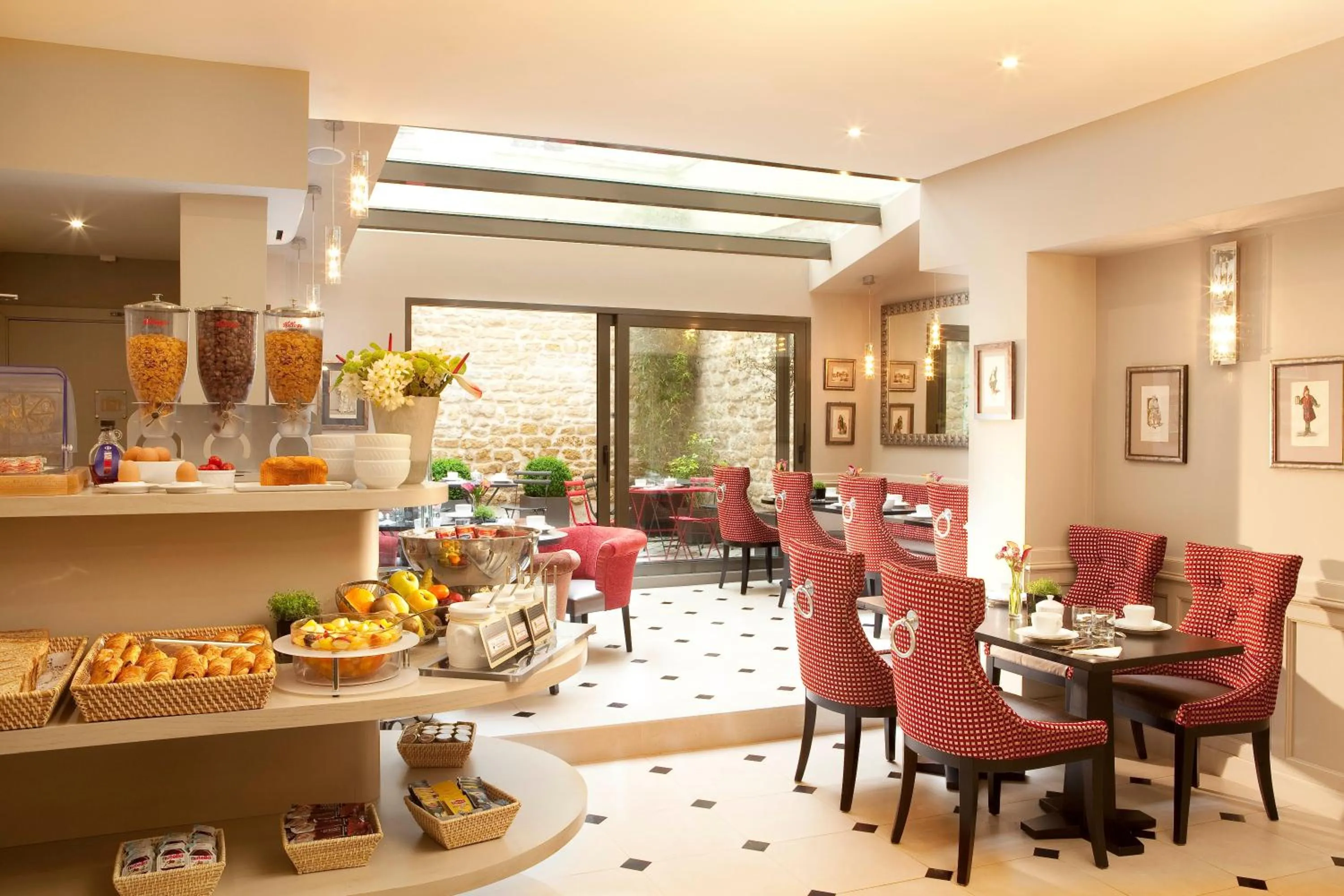 Food and drinks in Hôtel des Comédies