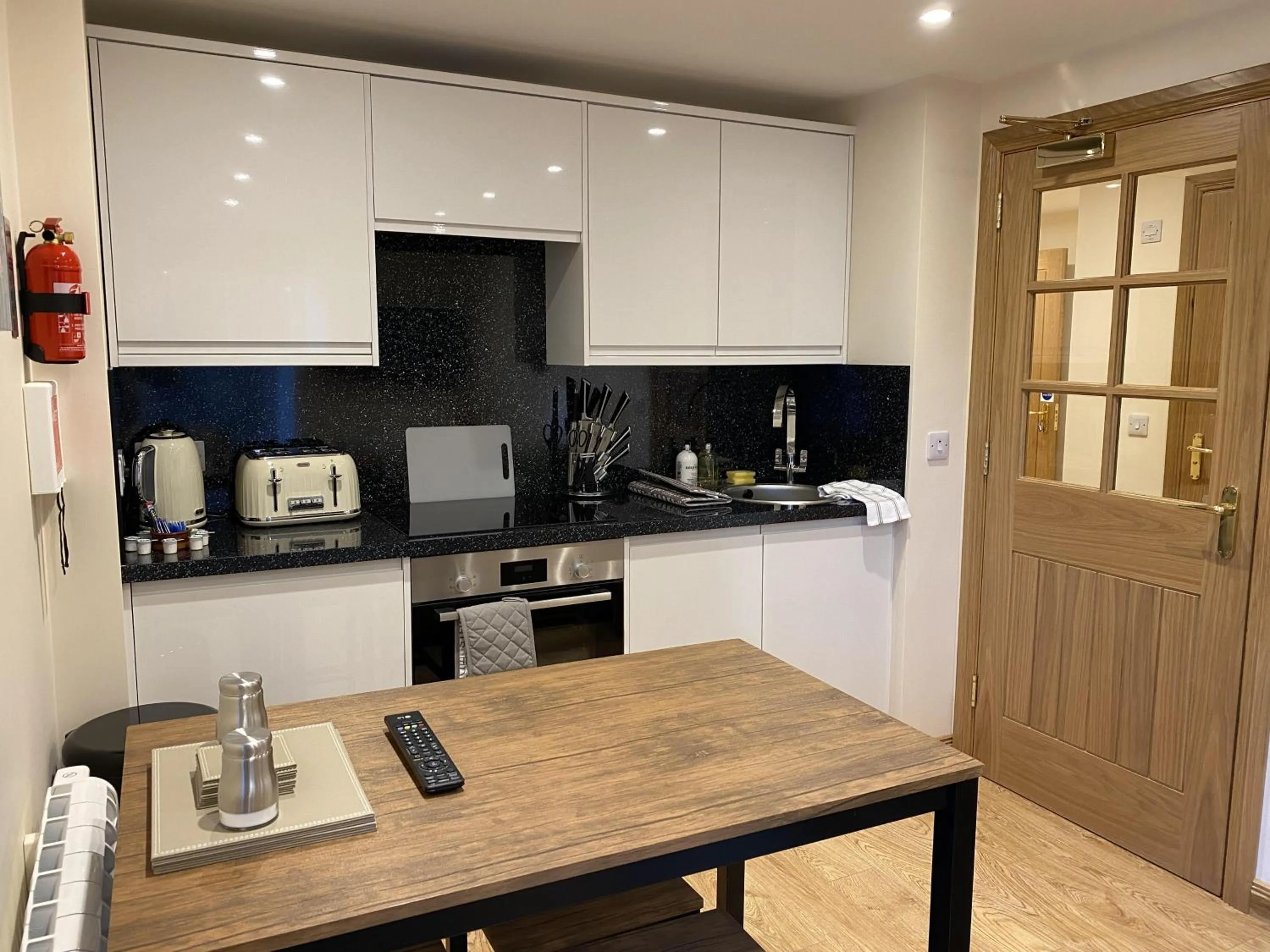 Kitchen or kitchenette in Waverley Inn Holiday Apartments