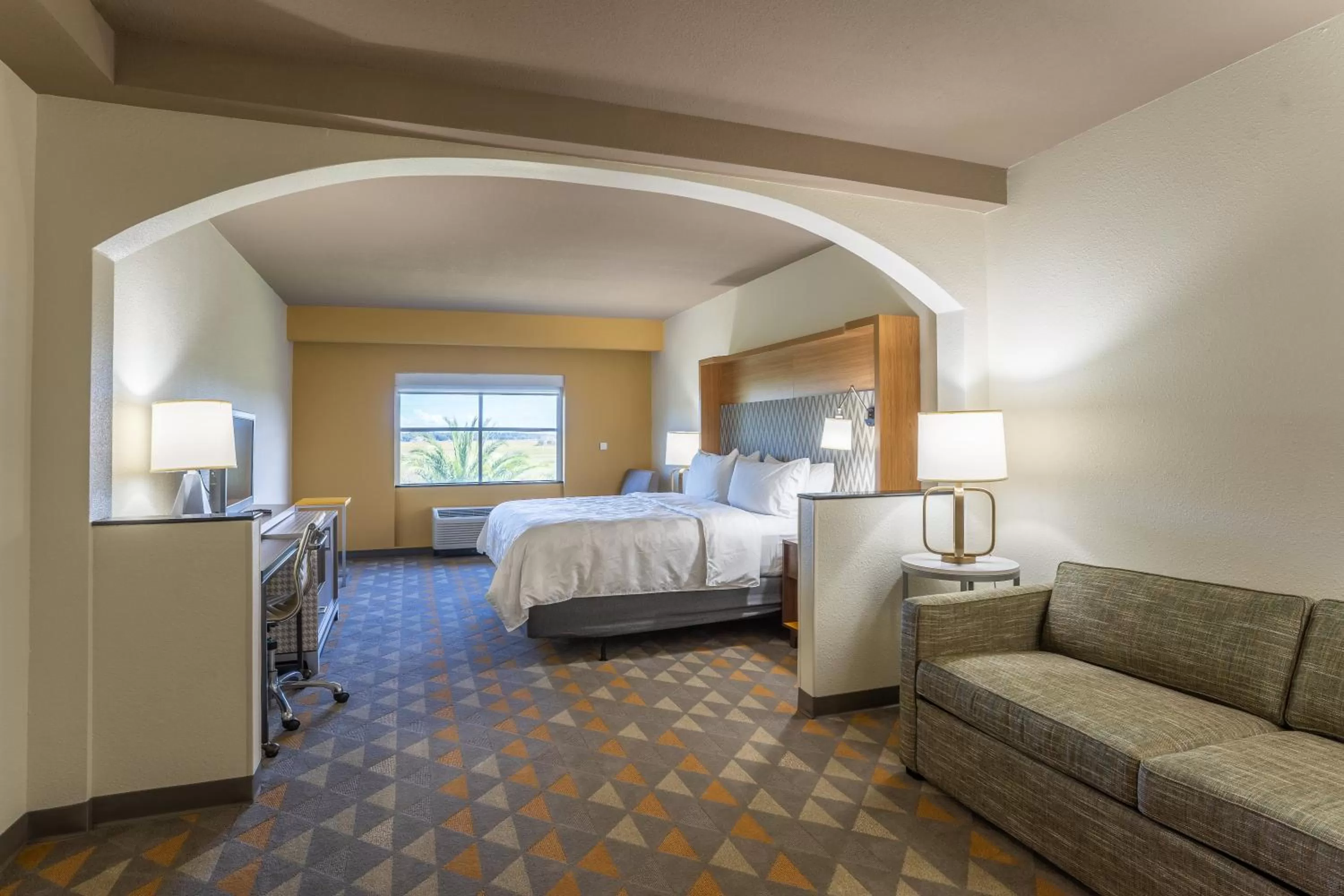 Photo of the whole room, Bed in Holiday Inn Hotel & Suites Beaufort at Highway 21 by IHG