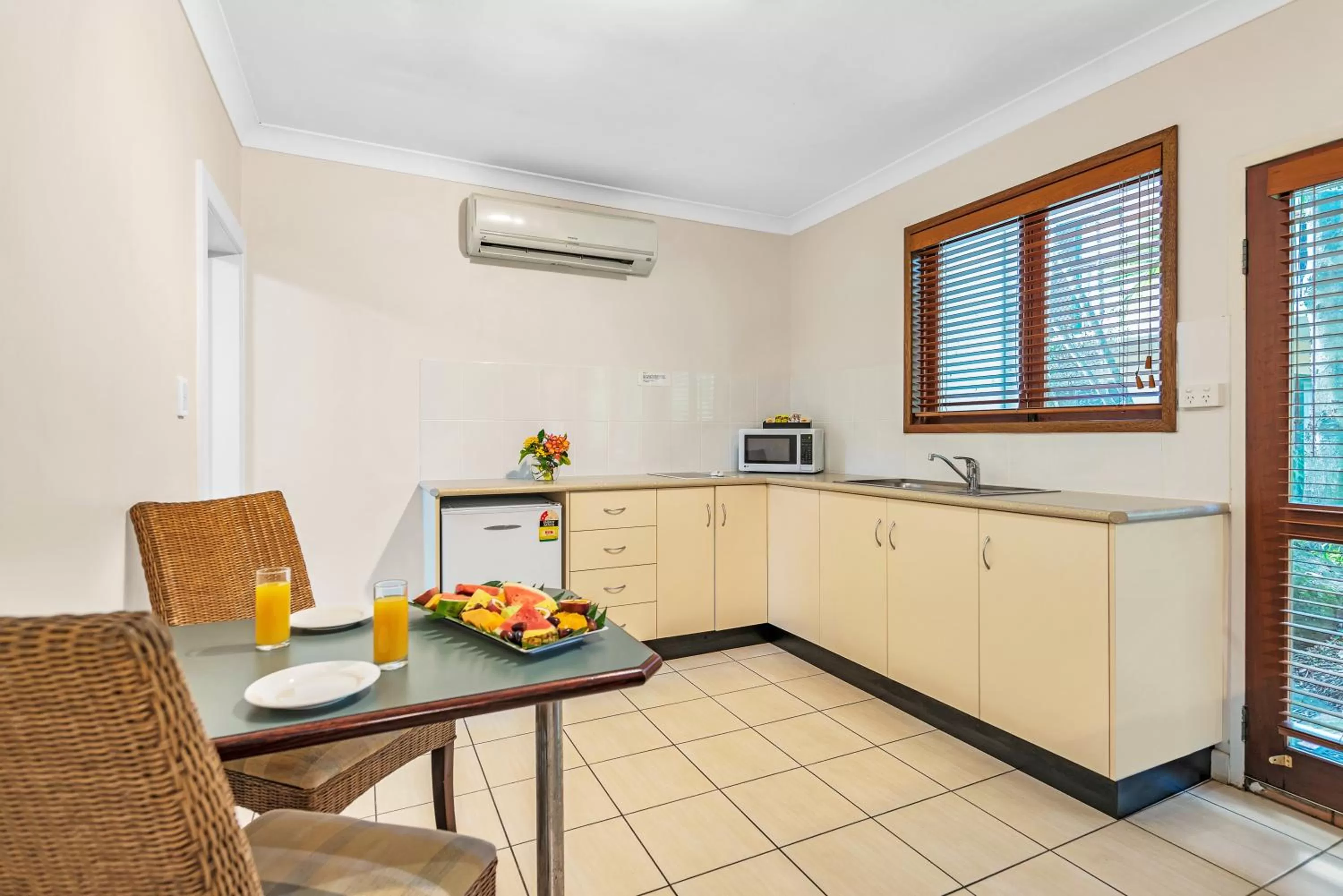 Dining area in Bay Village Tropical Retreat & Apartments
