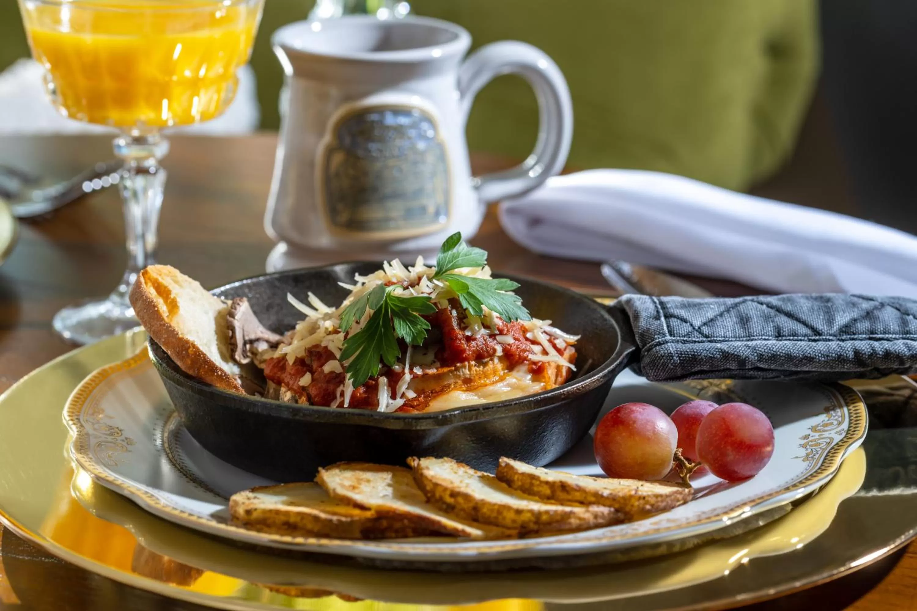Dining area in Arsenic and Old Lace Bed & Breakfast Inn