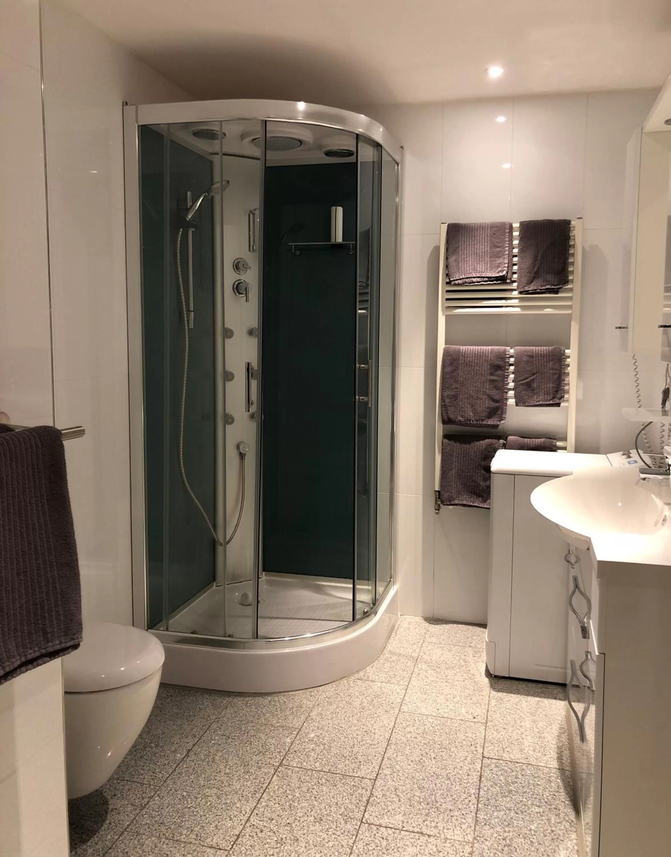 Bathroom in Hotel zur Post Ochsendorf