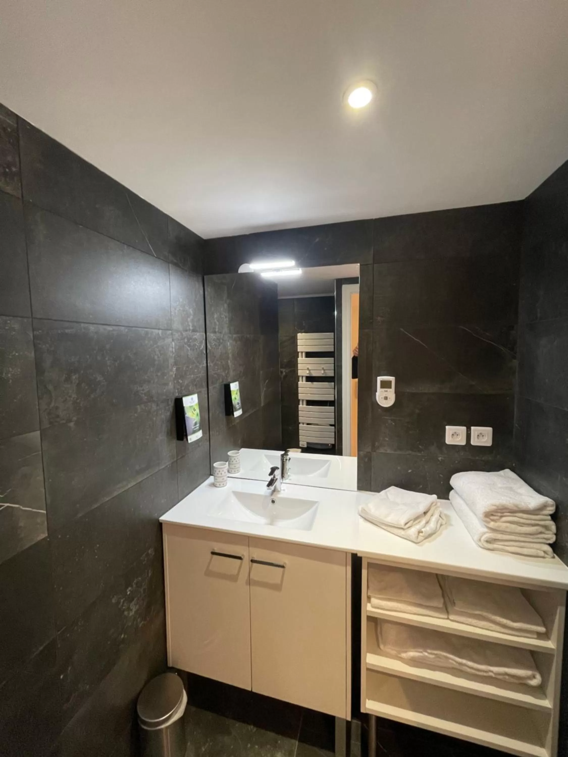 Bathroom in Best Western L'Aquarium Arras Nord