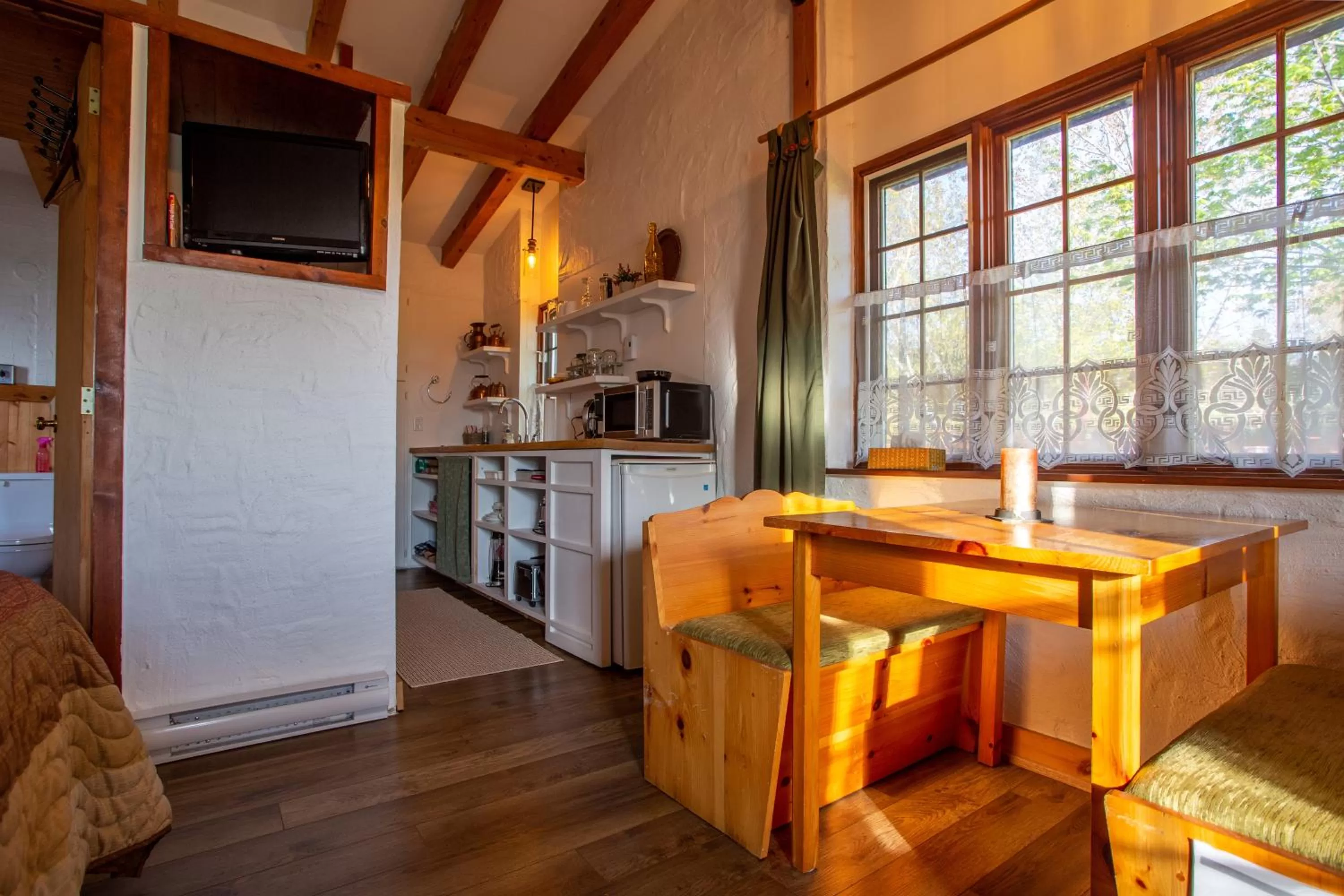 Kitchen or kitchenette, Kitchen/Kitchenette in Edelweiss Inn Nova Scotia