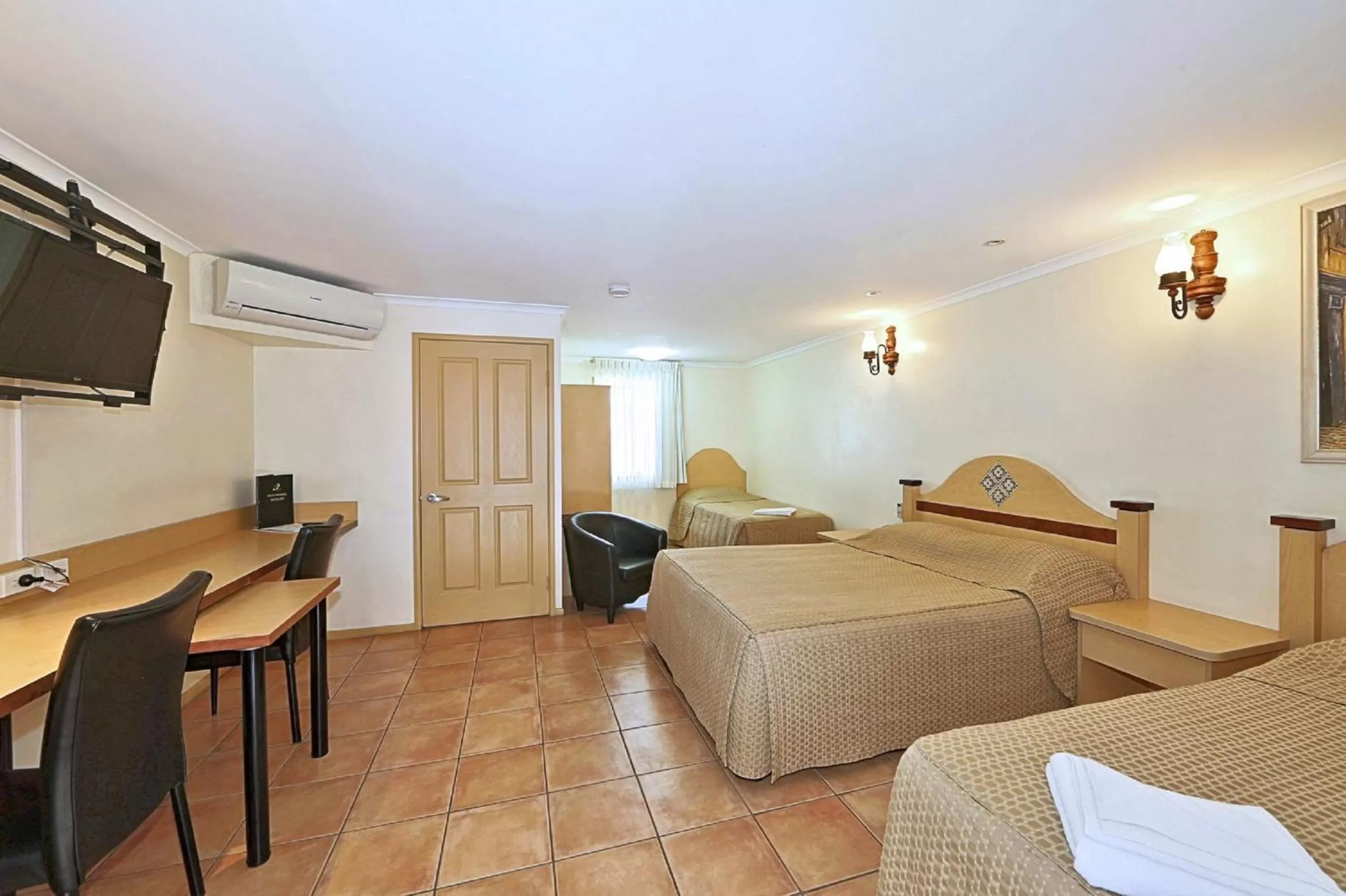 Photo of the whole room, Bed in Villa Mirasol Motor Inn