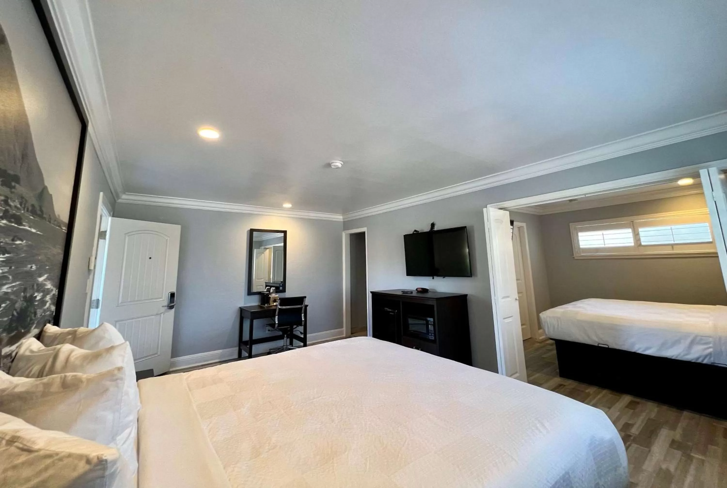 Photo of the whole room, Bed in Aura Inn Monterey