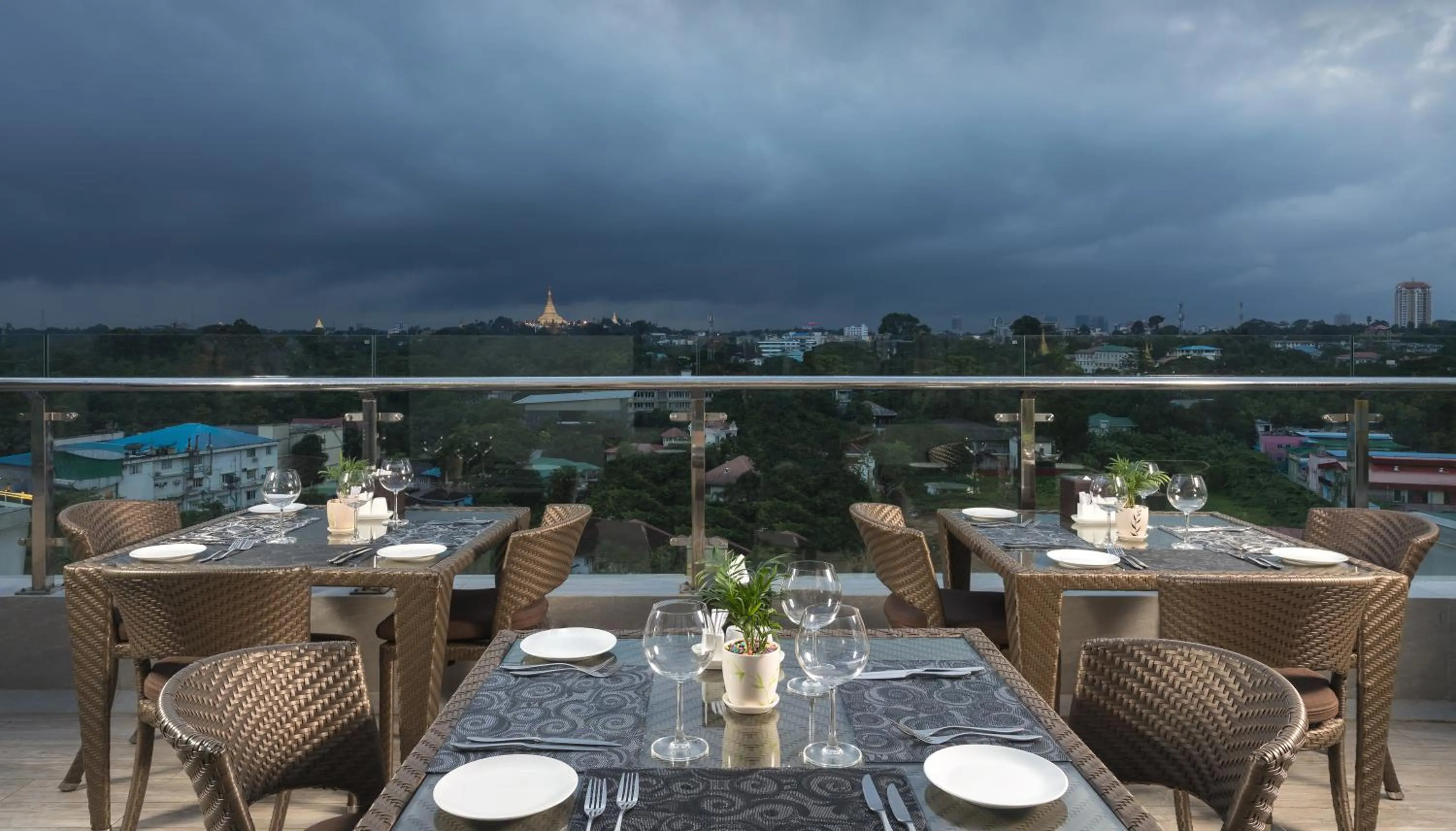 Lounge or bar in Best Western Green Hill Hotel