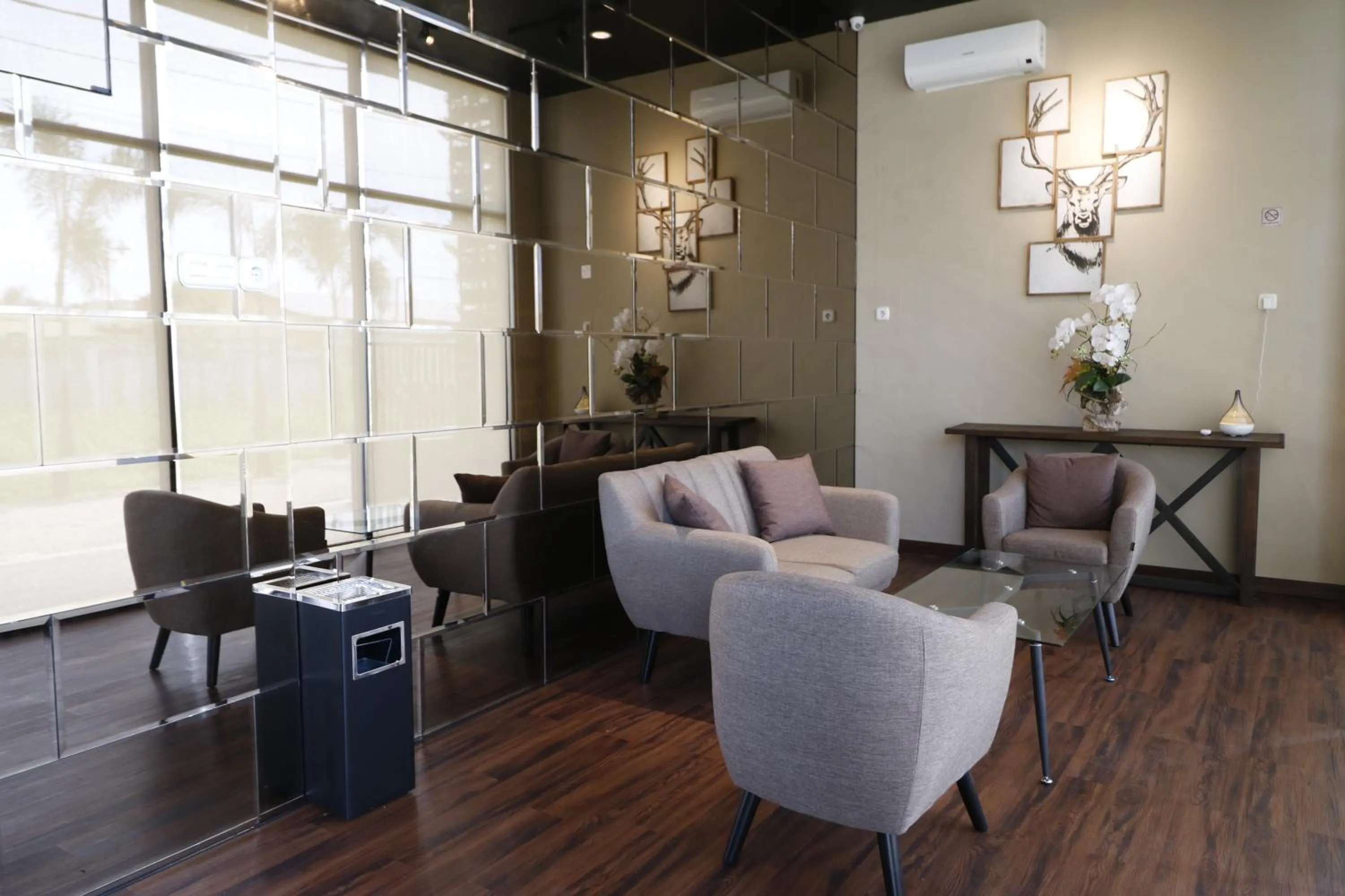 Seating area in RedDoorz Plus near Universitas Sumatera Utara